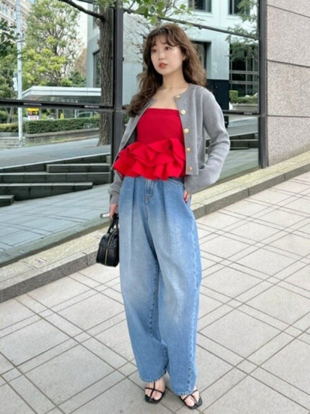 LILY BROWN（リリーブラウン）の「ラッフルフリルベアニットトップス