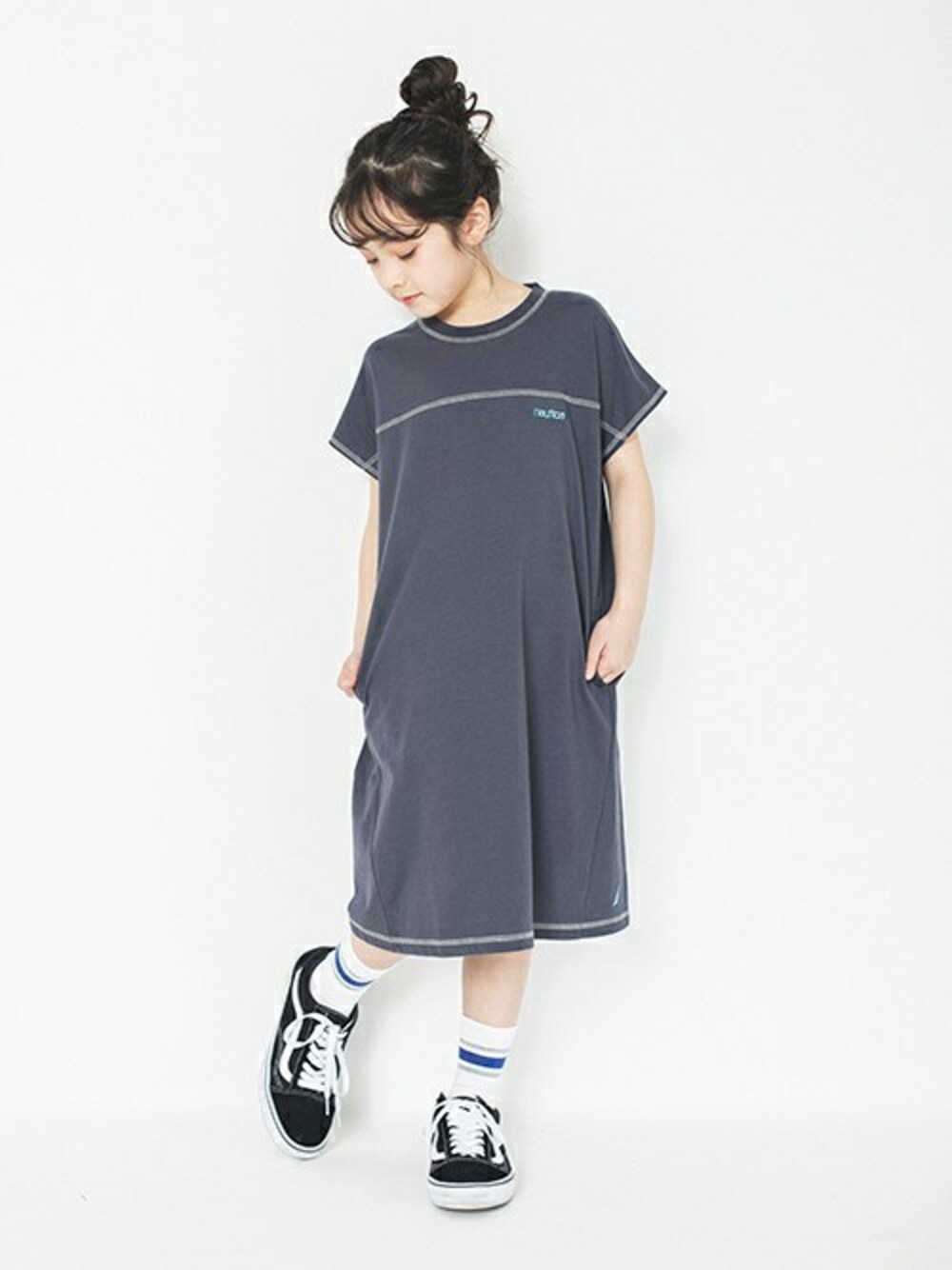 グレー系のワンピースを着用したキッズの春コーディネートの1枚目の写真