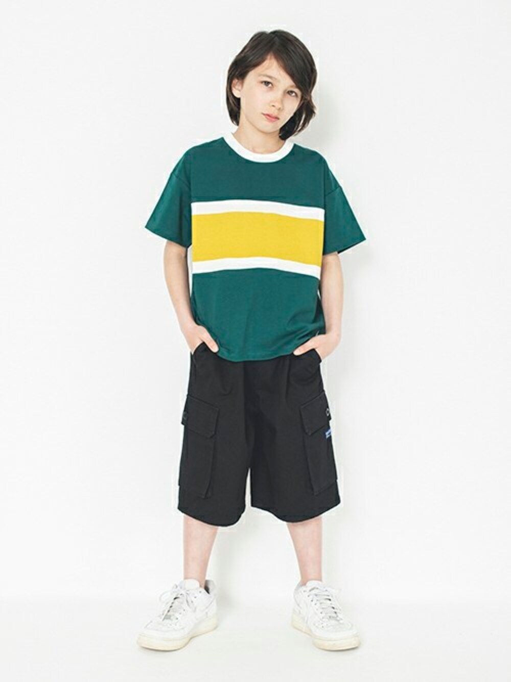 グリーン系のTシャツ/カットソー、ブラック系のその他パンツを着用したキッズの春コーディネートの1枚目の写真