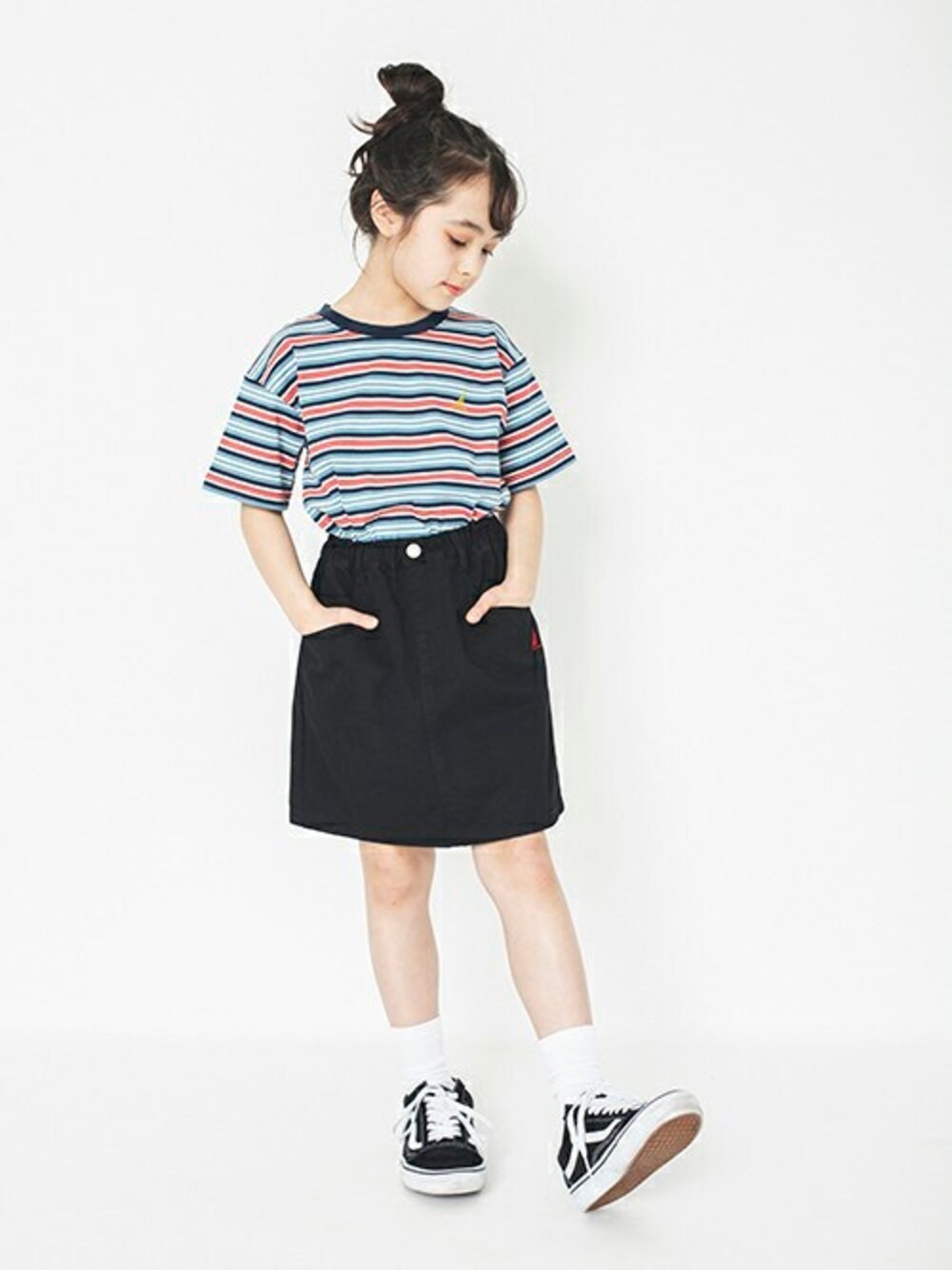 レッド系のTシャツ/カットソー、ブラック系のスカートを着用したキッズの春コーディネートの1枚目の写真