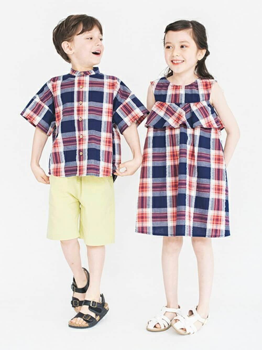 ブルー系のシャツ/ブラウス、イエロー系のその他パンツ、ブルー系のワンピースを着用したキッズの春コーディネートの1枚目の写真