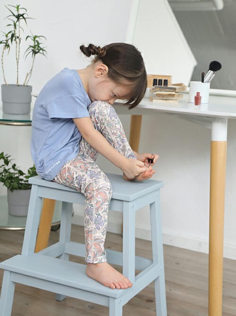 ブルー系のスポーツグッズ、ブルー系のスポーツグッズ、ブルー系のレギンス/スパッツを着用したキッズの秋コーディネートの1枚目の写真