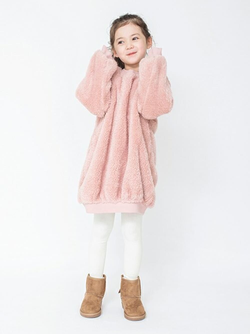 「ワンピース、ボア、kids、ムートンブーツ、冬コーデ、クリスマス、キッズコーデ、あったかコーデ、ブランシェス、Branshes」｜「BRANSHESのボアワンピース（ワンピース、ピンク系）」を使った、BRANSHESさん（キッズ・120cm）の秋コーディネートの1枚目の写真