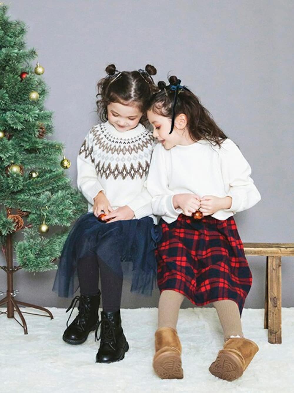 ホワイト系のニット/セーター、ブルー系のスカート、ホワイト系のワンピースを着用したキッズの秋コーディネートの1枚目の写真