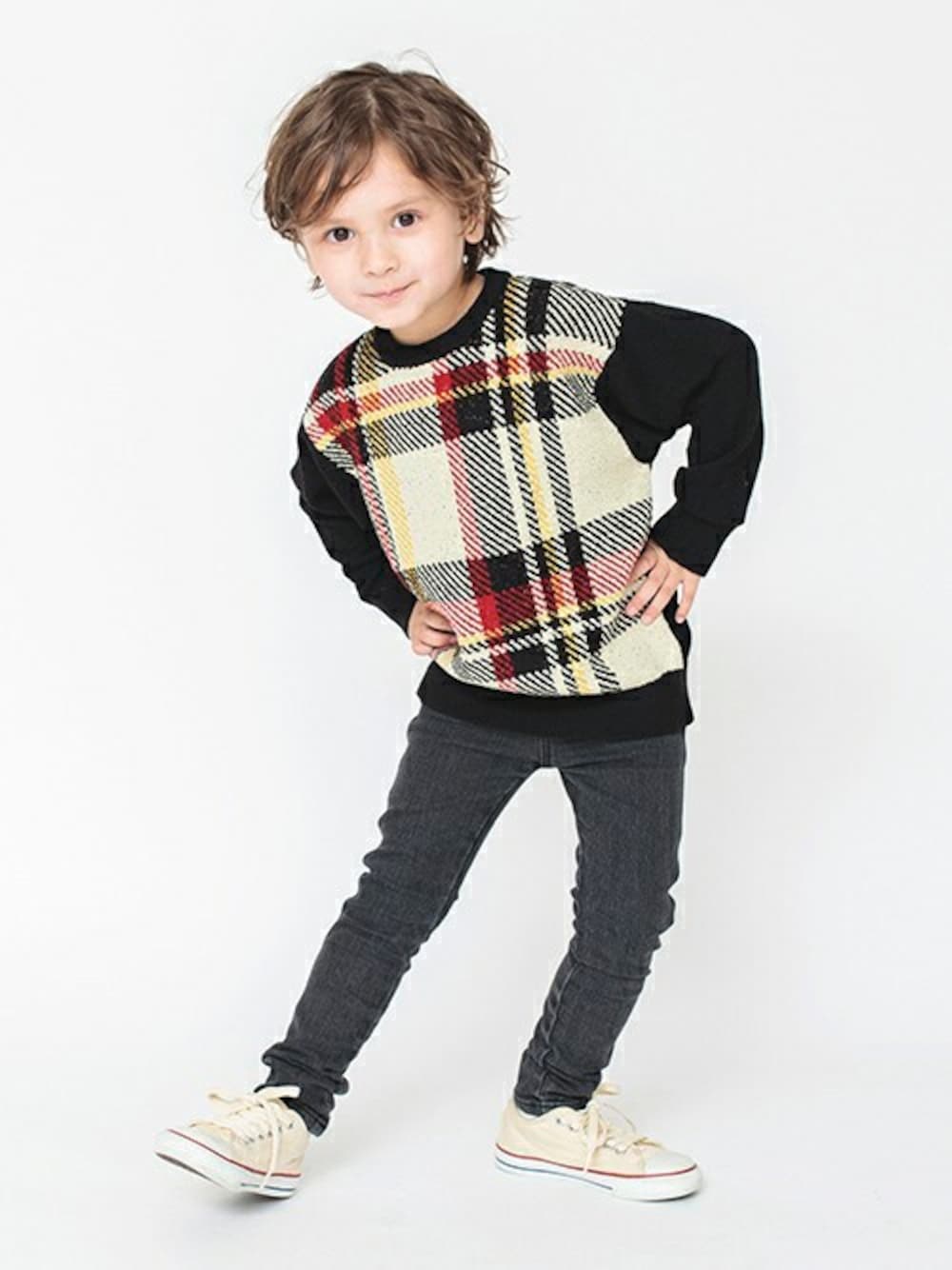 ブラック系のニット/セーター、ブラック系のデニムパンツを着用したキッズの秋コーディネートの1枚目の写真