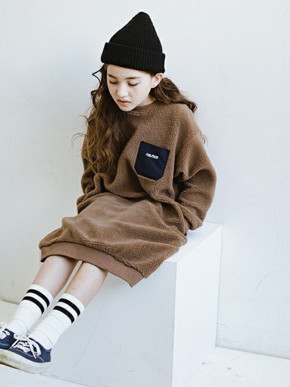 ブラウン系のワンピースを着用したキッズの秋コーディネートの1枚目の写真