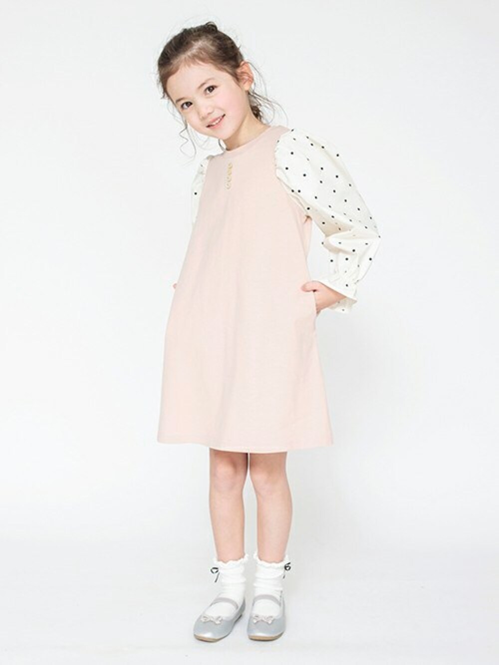 ピンク系のワンピースを着用したキッズの冬コーディネートの1枚目の写真
