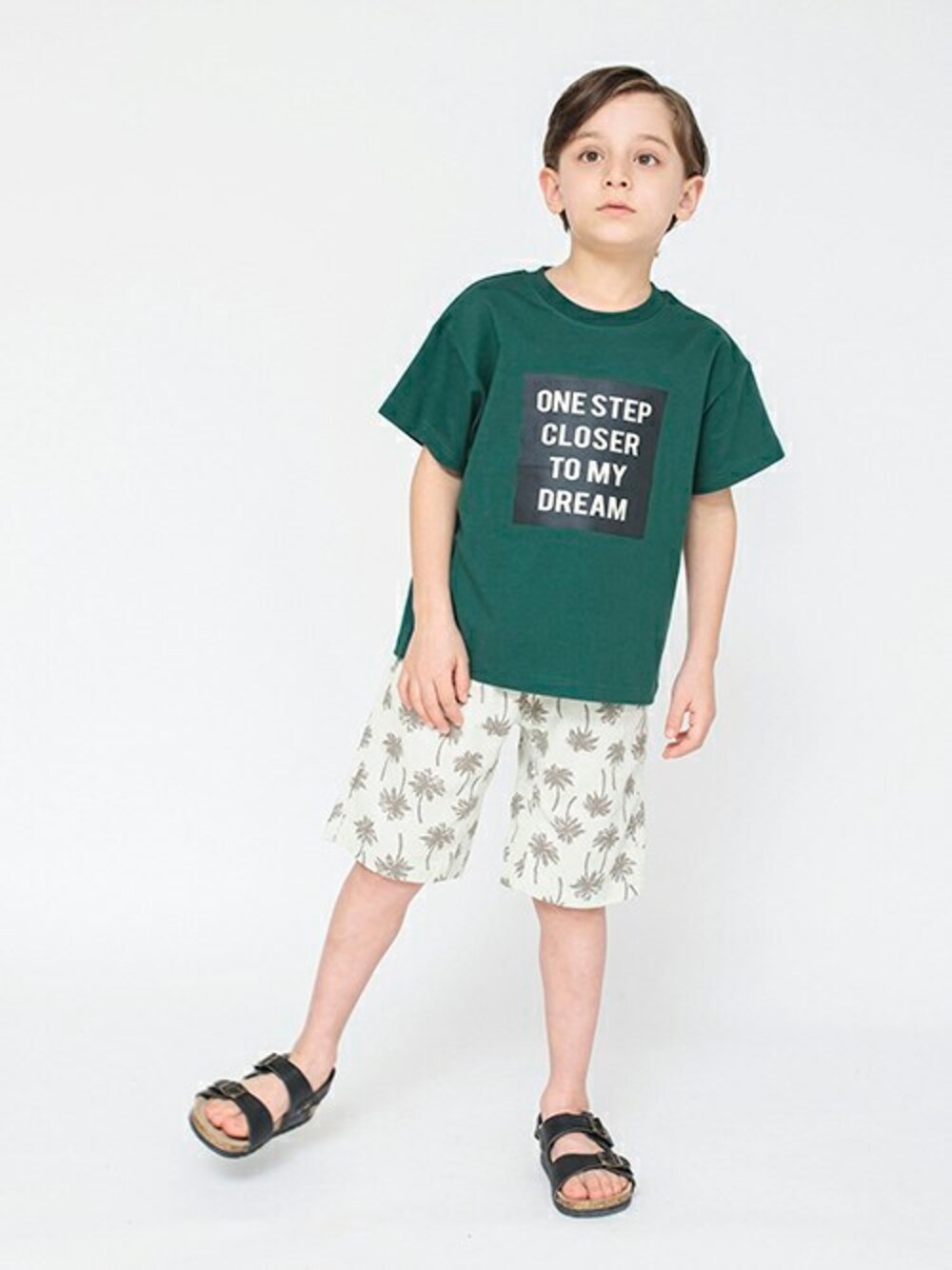 グリーン系のTシャツ/カットソー、ベージュ系のその他パンツを着用したキッズの春コーディネートの1枚目の写真