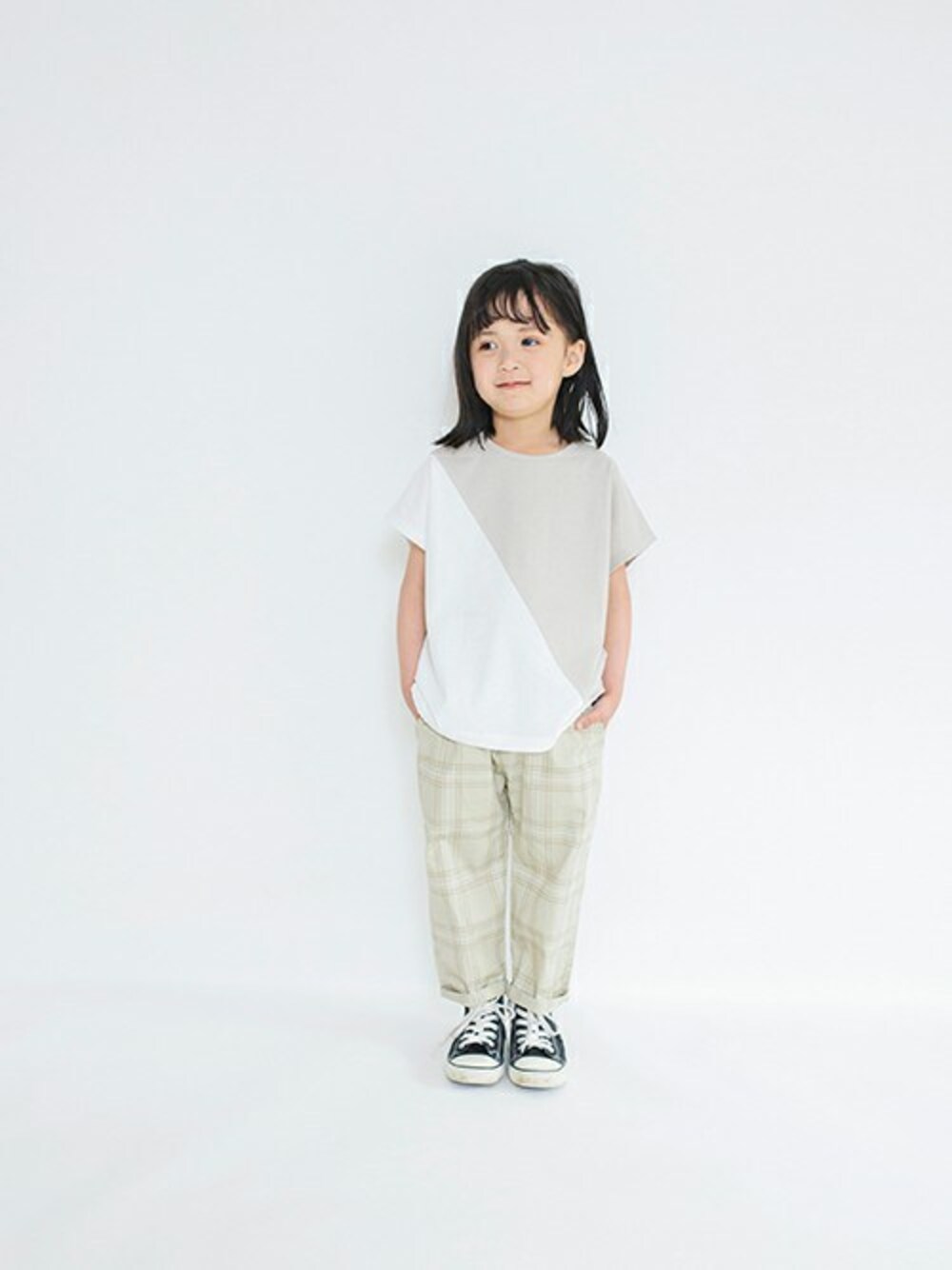 ベージュ系のTシャツ/カットソー、ベージュ系のデニムパンツを着用したキッズの春コーディネートの1枚目の写真
