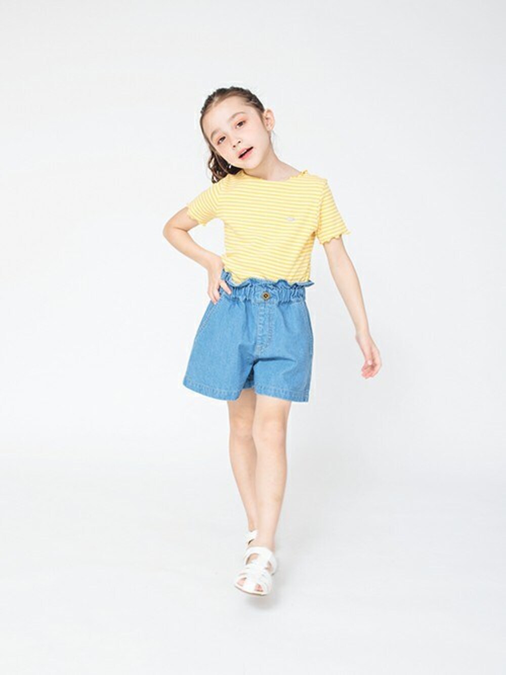 イエロー系のTシャツ/カットソー、ブルー系のチノパンツ、ホワイト系のサンダルを着用したキッズの春コーディネートの1枚目の写真