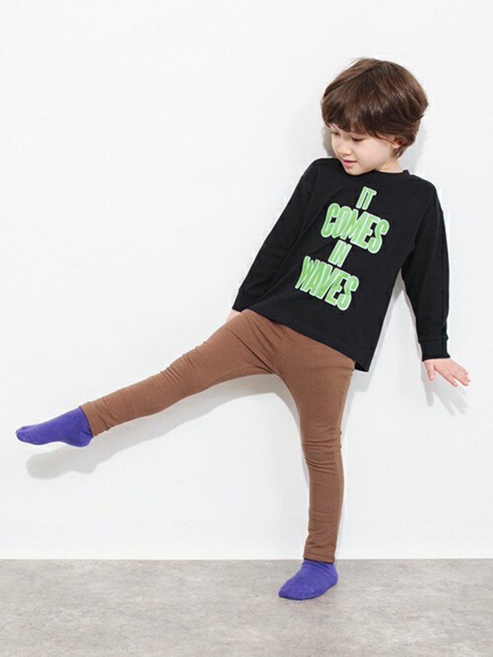 その他のTシャツ/カットソー、グリーン系のレギンス/スパッツを着用したキッズの秋コーディネートの1枚目の写真