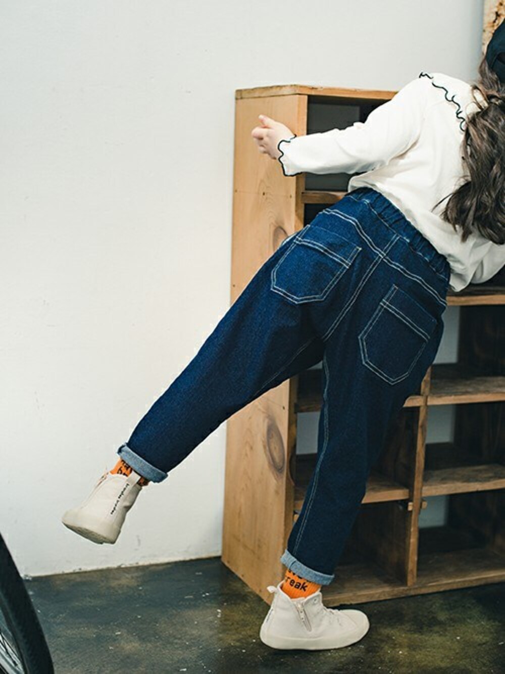 「テーパードパンツ、スニーカー、デニム、アウトドアスタイル、kids、ユニセックス、キッズコーデ、ブランシェス、秋コーデ、Branshes」｜「BRANSHESの2WAY長袖Tシャツ_ロンT（Tシャツ/カットソー、ホワイト系）」を使った、BRANSHESさん（キッズ・111cm）の秋コーディネートの1枚目の写真