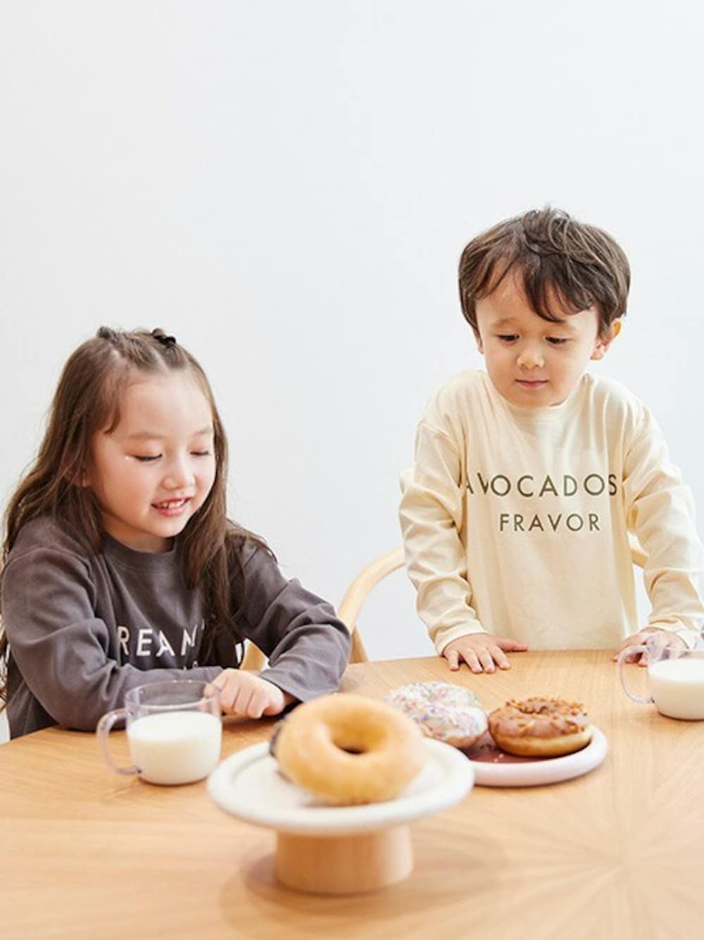 グレー系のTシャツ/カットソー、ホワイト系のTシャツ/カットソー、ピンク系のレギンス/スパッツを着用したキッズの秋コーディネートの1枚目の写真