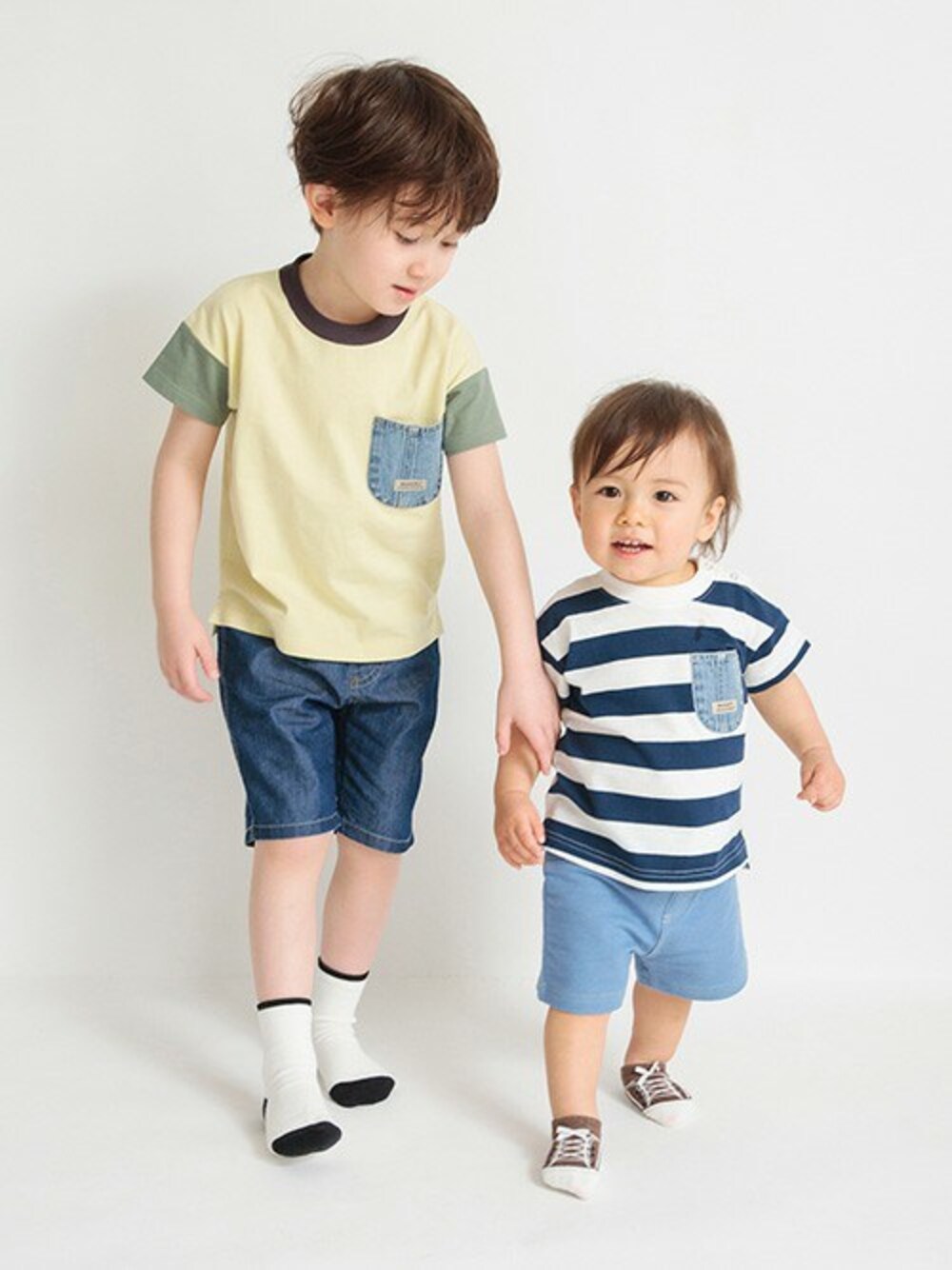その他のTシャツ/カットソー、ブルー系のデニムパンツ、ブルー系のTシャツ/カットソーを着用したキッズの春コーディネートの1枚目の写真