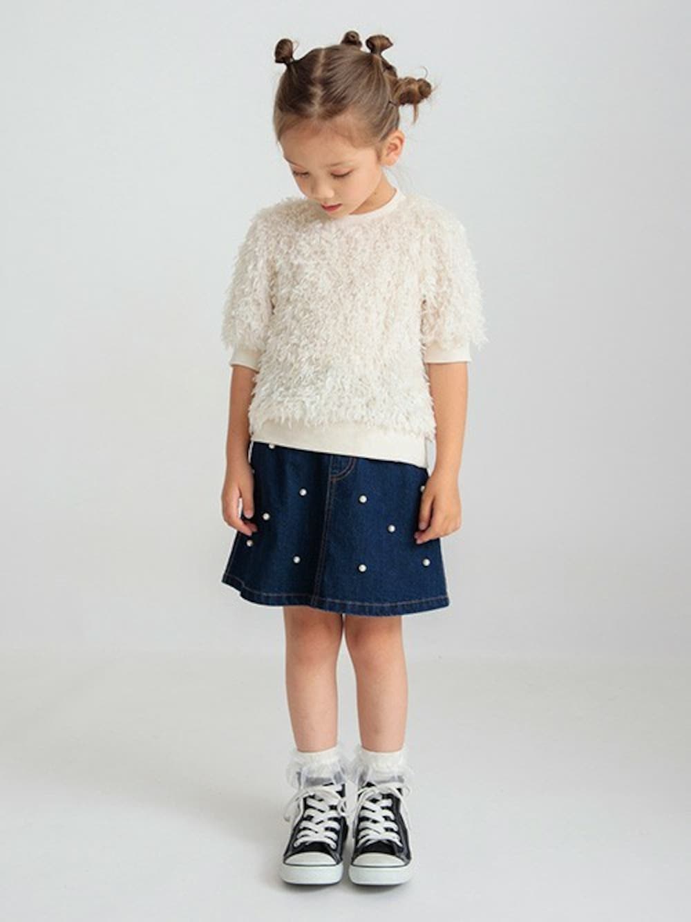 「#パール、＃デニム、#kids、#シンプルコーデ、#秋コーデ、#スカートコーデ、＃ブランシェス」｜「BRANSHESの【綿100％】パール付きスカート（スカート、ブルー系）」を使った、BRANSHESさん（キッズ・108cm）の夏コーディネートの1枚目の写真