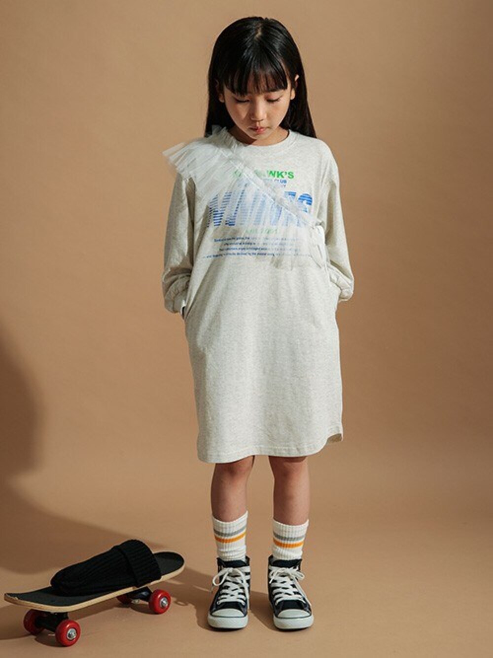 「＃ワンピース、#kids、#カジュアル、#シンプルコーデ、#秋コーデ、＃ブランシェス、#DRC」｜「DRC branshesの【WEB限定/DRC/お肌に嬉しい綿100％】グラフィック長袖ワンピース+チュールマルチフリルセット（ワンピース、その他）」を使った、BRANSHESさん（キッズ・119cm）の夏コーディネートの1枚目の写真