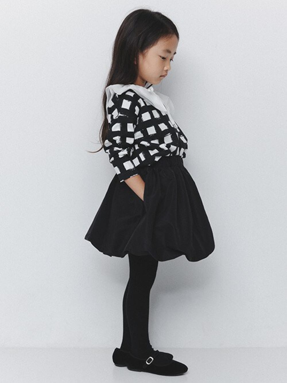 その他のTシャツ/カットソー、ブラック系のスカート、ホワイト系の付け襟を着用したキッズの秋コーディネートの1枚目の写真