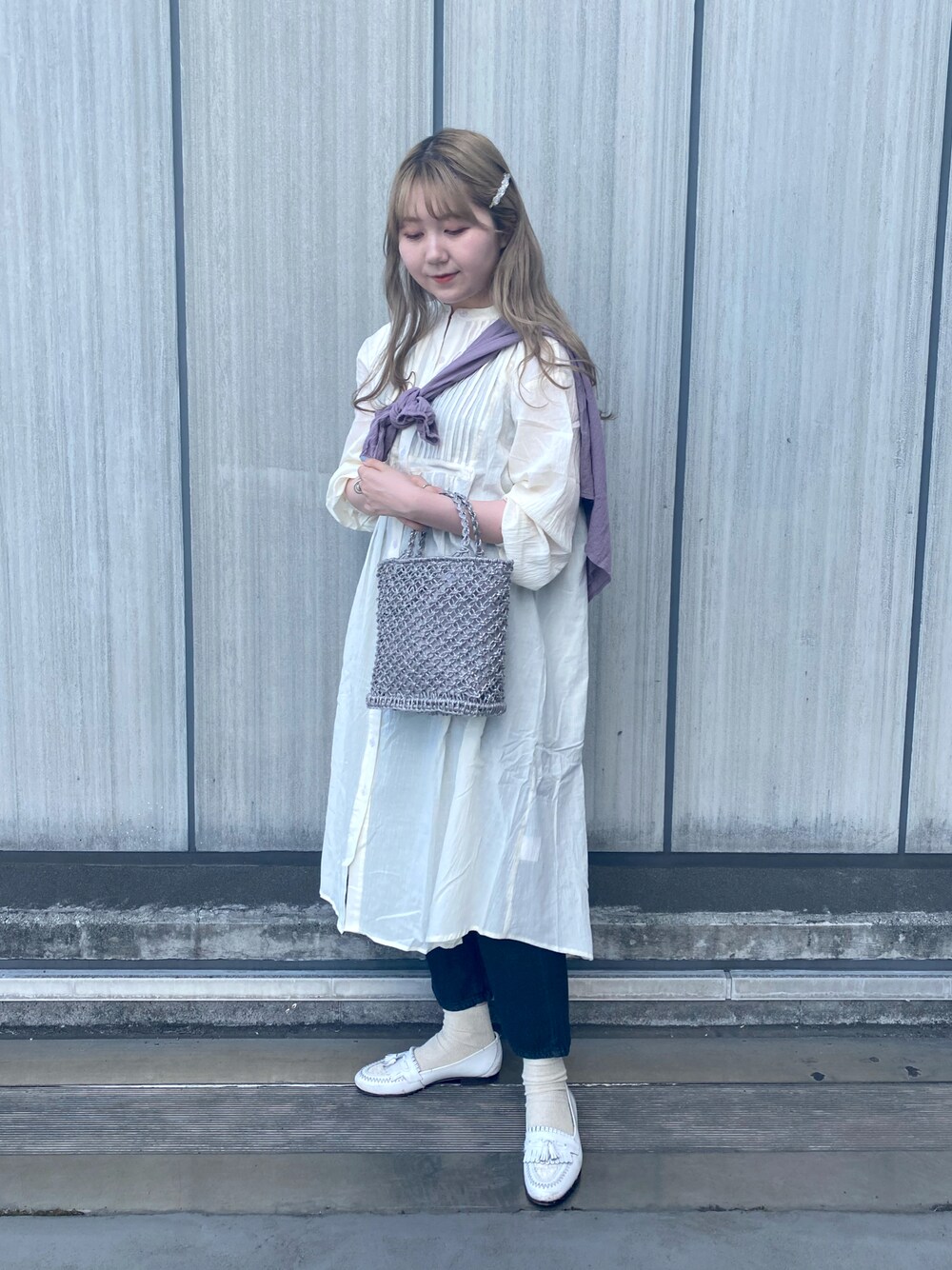 ホワイト系のワンピース、グレー系のハンドバッグ、ホワイト系のローファーを着用したレディースの夏コーディネートの1枚目の写真