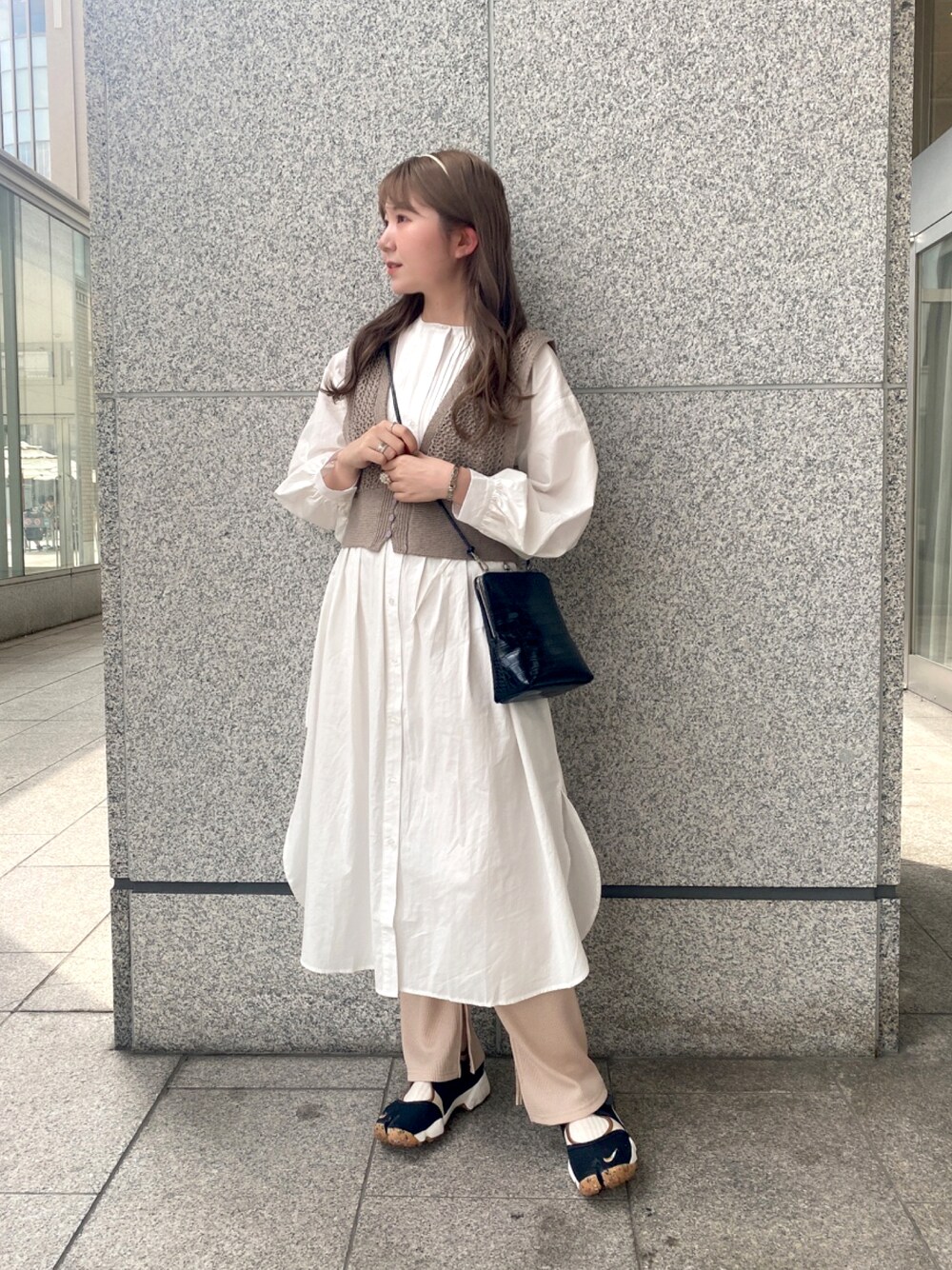 ブラック系のスニーカー、ピンク系のその他パンツ、ブラック系のショルダーバッグを着用したレディースの秋コーディネートの1枚目の写真
