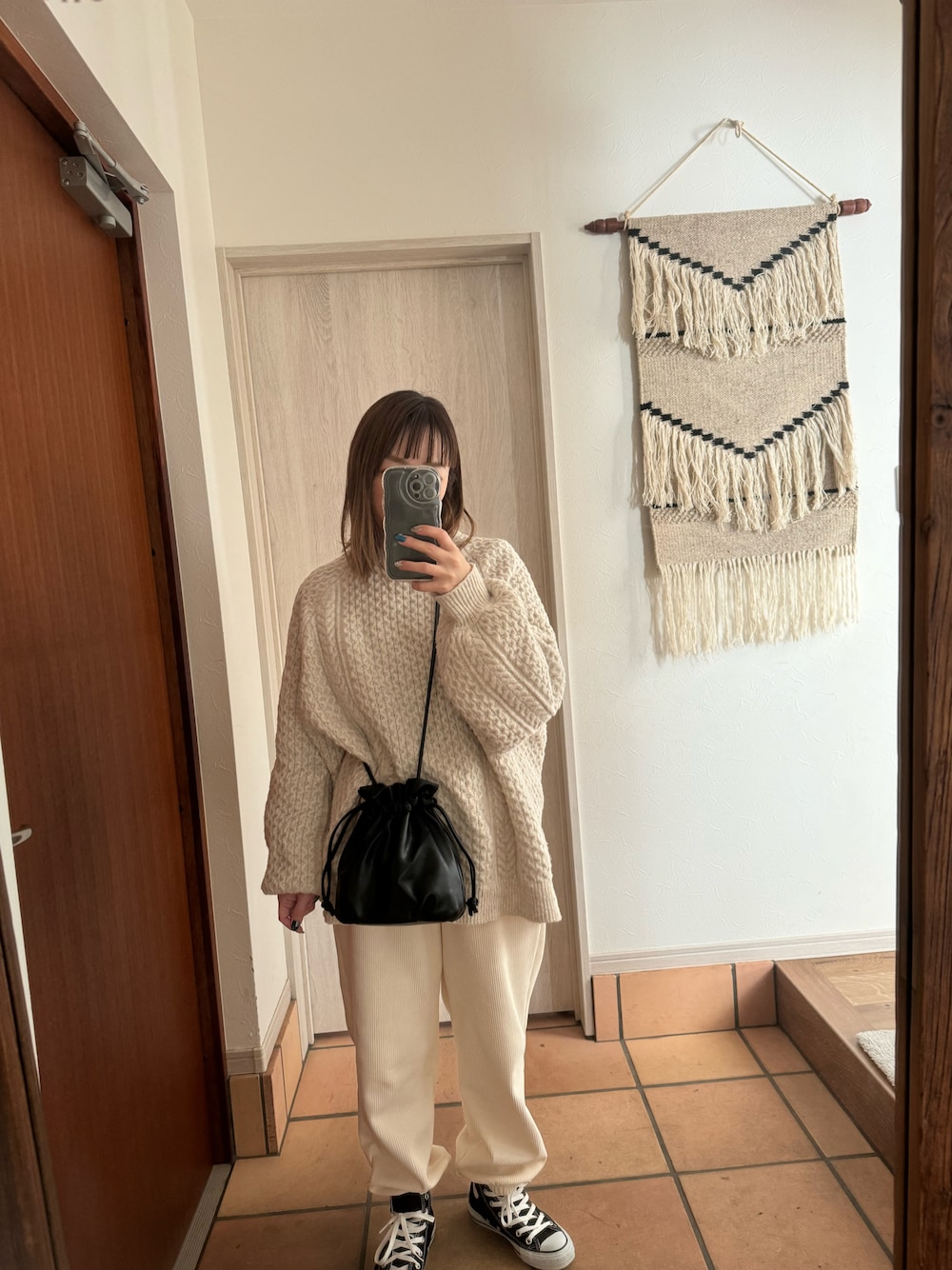 「ファッションを楽しもう、お洒落さんとつながりたい、シンプル、冬ファッション、今日のコーデ、きれいめカジュアル、ゆるコーデ、冬のコーデ、スニーカーコーデ、パンツコーデ、シンプルコーデ、ママコーデ、低身長、ニット」｜「CONVERSEの【CONVERSE】CANVAS ALL STAR HI キャンバス オールスター HI（スニーカー、ブラック系）」を使った、mikaaaさん（レディース・153cm）の冬コーディネートの1枚目の写真