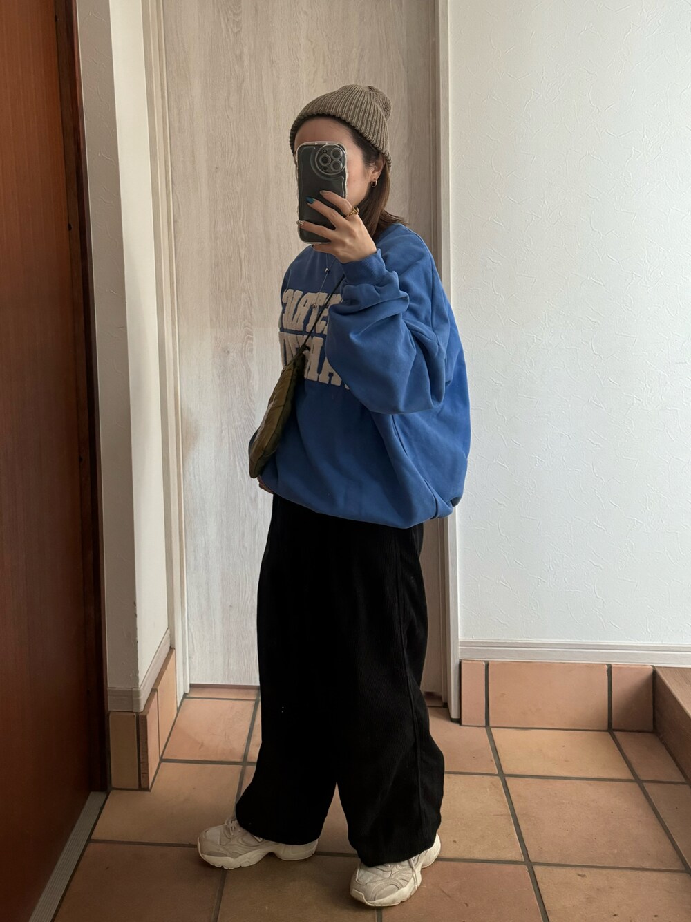 「シンプルコーデ、ファッションを楽しもう、大人カジュアル、カラーコーデ、オーバーサイズ、シンプル、リラックススタイル、あったかコーデ、メンズライク、ニット帽、低身長、オトナカジュアル、ママコーデ」｜「CANAL JEANのアイテム（ニットキャップ/ビーニー、ブラウン系）」を使った、mikaaaさん（レディース・153cm）の冬コーディネートの1枚目の写真
