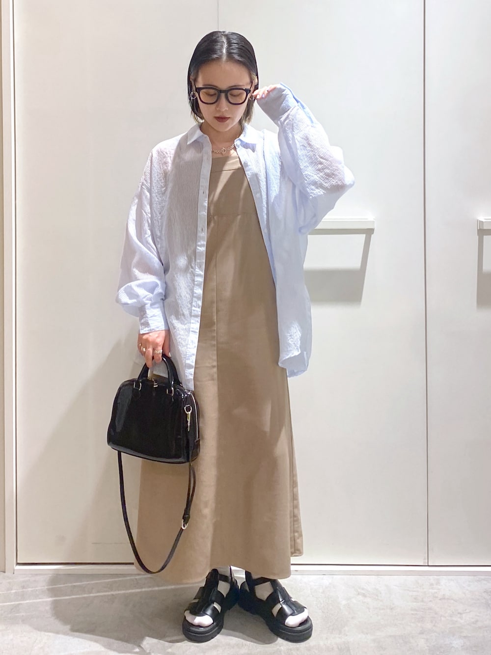 「ストライプシャツ、大人カジュアル、メガネ女子、春夏コーデ、ワンピース、きれいめカジュアル、休日スタイル、シアートップス、サンダル、お出かけコーデ、グルカサンダル、シンプル・ベーシック、FREE'S MART」｜「Re:EDITの[大きいサイズ有]ワイドベルト厚底グルカサンダル（サンダル、ブラック系）」を使った、miko.さん（レディース・152cm）の春コーディネートの1枚目の写真