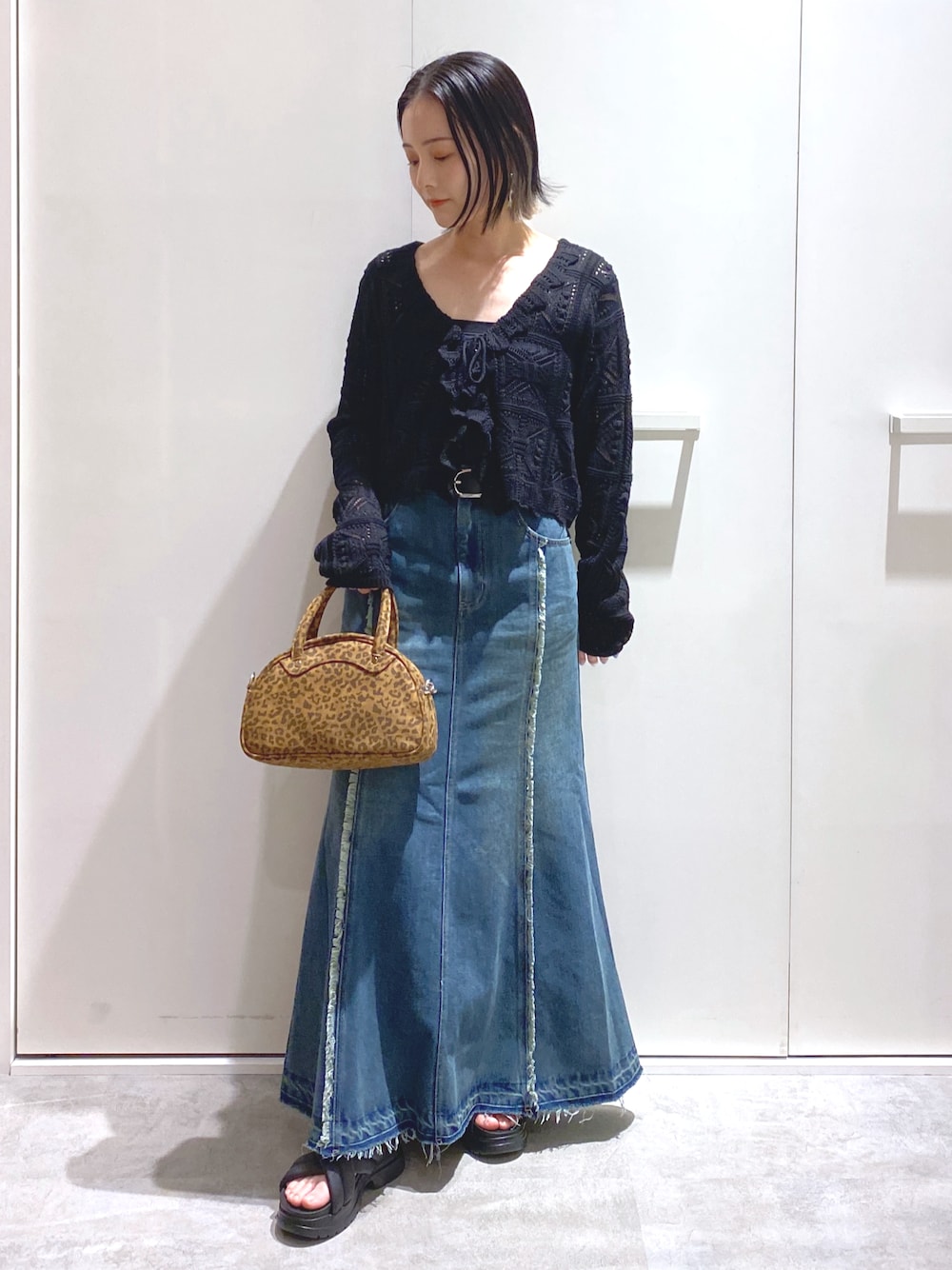 「モノトーン、大人カジュアル、春夏コーデ、シンプルコーデ、きれいめカジュアル、休日スタイル、デニム、サンダル、お出かけコーデ、低身長コーデ、ラクチンコーデ、デニムコーデ、低身長女子、FREE'S MART」｜「FREE'S MARTのハーフサークルバッグ（トートバッグ、ブラウン系）」を使った、miko.さん（レディース・152cm）の春コーディネートの1枚目の写真