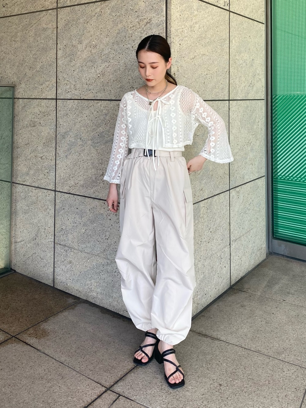 「シアートップス、モノトーン、夏コーデ、休日スタイル、ストリート、淡色コーデ、ビッグシルエット、韓国ファッション、FREE'S MART、低身長コーデ、今日のコーデ、パラシュートパンツ、大人カジュアル、カーゴパンツ、カーディガン」｜「FREE'S MARTのテレコタンク（タンクトップ、ホワイト系）」を使った、miko.さん（レディース・152cm）の夏コーディネートの1枚目の写真