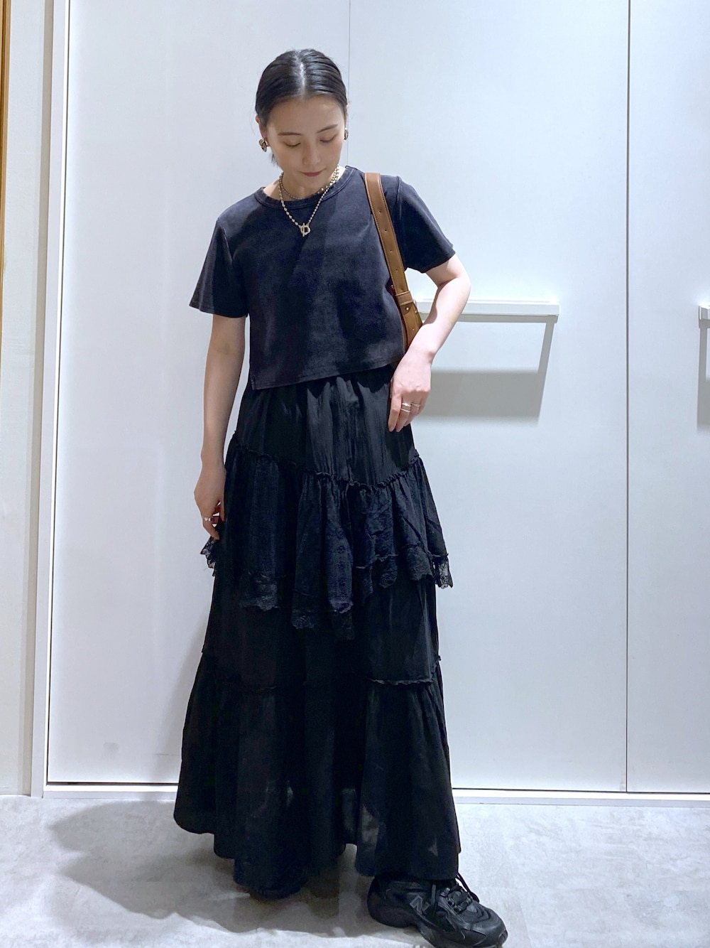 「低身長、低身長コーデ、ブラックコーデ、モノトーン、モノトーンコーデ、スカート、休日スタイル、休日コーデ、ショルダーバッグ、スニーカー、モード」｜「FREE'S MARTのアイテム（トップス、ブラック系）」を使った、miko.さん（レディース・152cm）の夏コーディネートの1枚目の写真