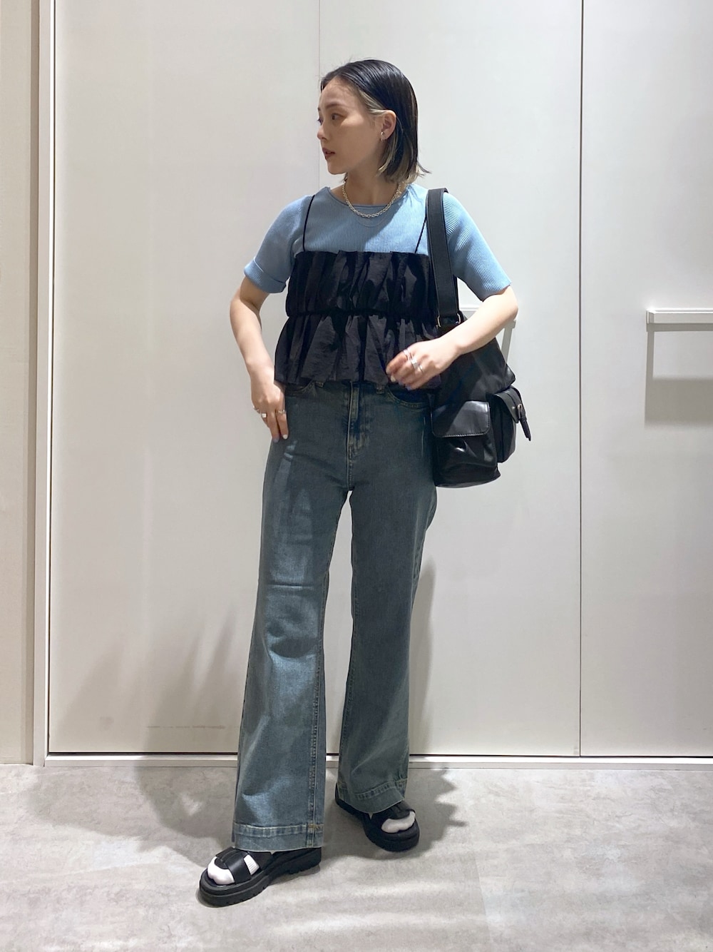 「低身長、低身長コーデ、キャミソール、ビスチェ、ワイドパンツ、カジュアル、カジュアルコーデ、休日スタイル、休日コーデ」｜「Re:EDITの[大きいサイズ有]ワイドベルト厚底グルカサンダル（サンダル、ブラック系）」を使った、miko.さん（レディース・152cm）の春コーディネートの1枚目の写真