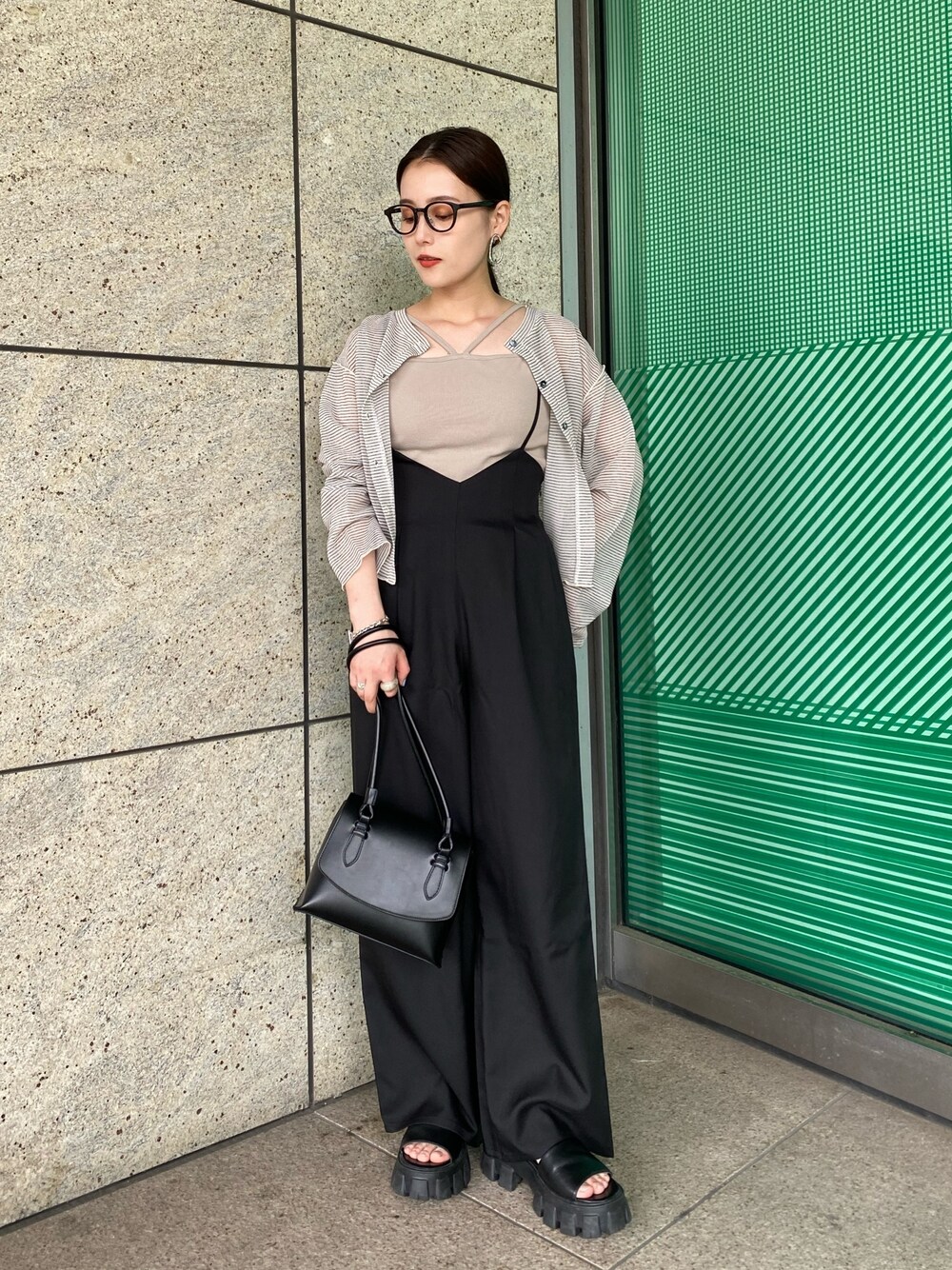 「メガネ女子、シアートップス、モノトーン、休日スタイル、ショルダーバッグ、韓国ファッション、シンフルコーデ、カーディガン、レイヤードスタイル、淡色コーデ、ボーダー、サンダル、低身長コーデ、きれいめカジュアル」｜「FREE'S MARTの◆カップ付ホルターキャミソール（キャミソール、グレー系）」を使った、miko.さん（レディース・152cm）の春コーディネートの1枚目の写真