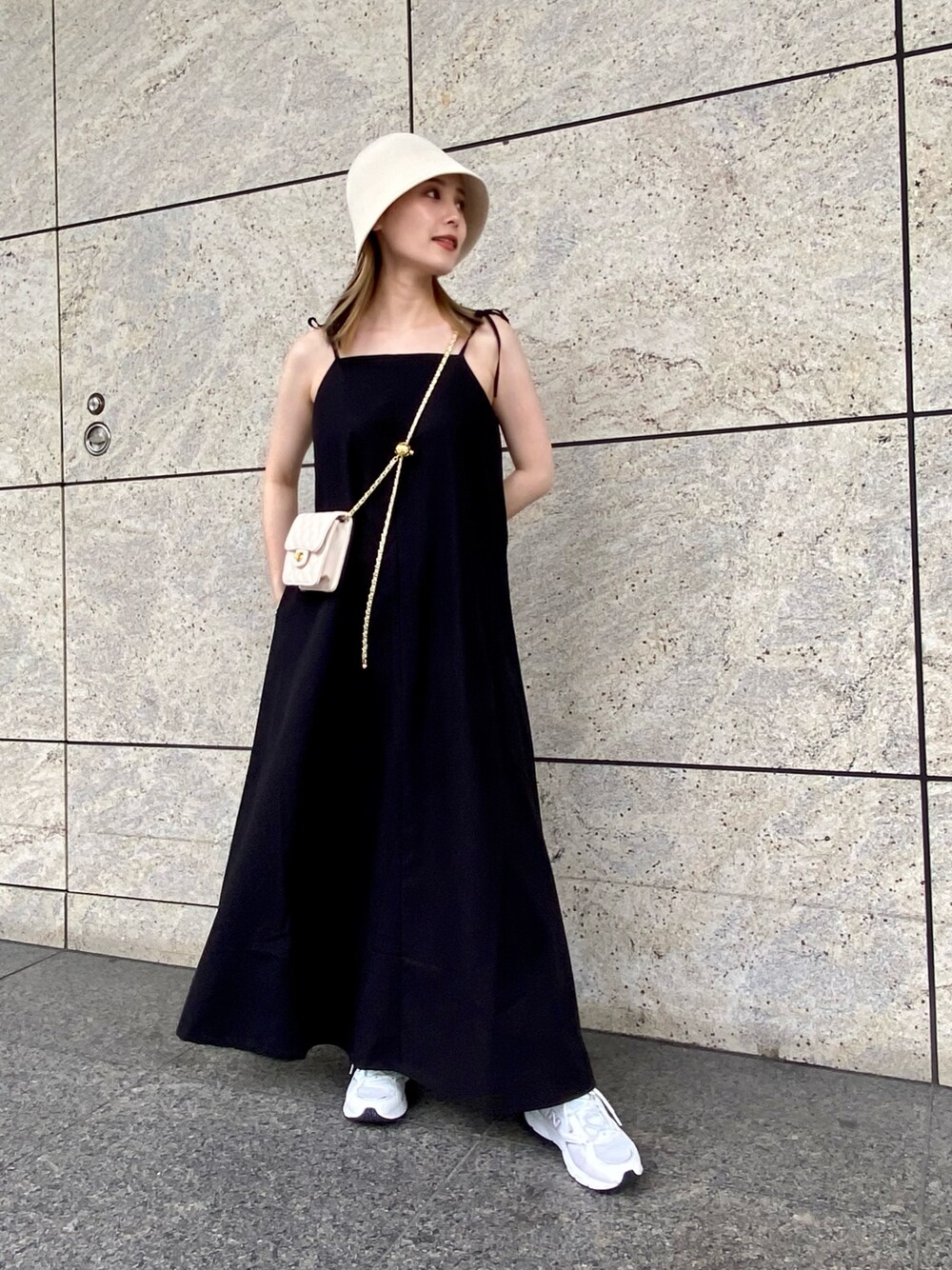 「モノトーン、休日スタイル、ショルダーバッグ、韓国ファッション、シンフルコーデ、バケットハット、ミニバッグ、白スニーカー、キャミワンピ、低身長コーデ、低身長、大人カジュアル、フリーズマート(FREE'S MART)、ブラック、今日のコーデ」｜「FREE'S MARTの◆肩リボンテントラインキャミワンピース（ワンピース、ブラック系）」を使った、miko.さん（レディース・152cm）の夏コーディネートの1枚目の写真