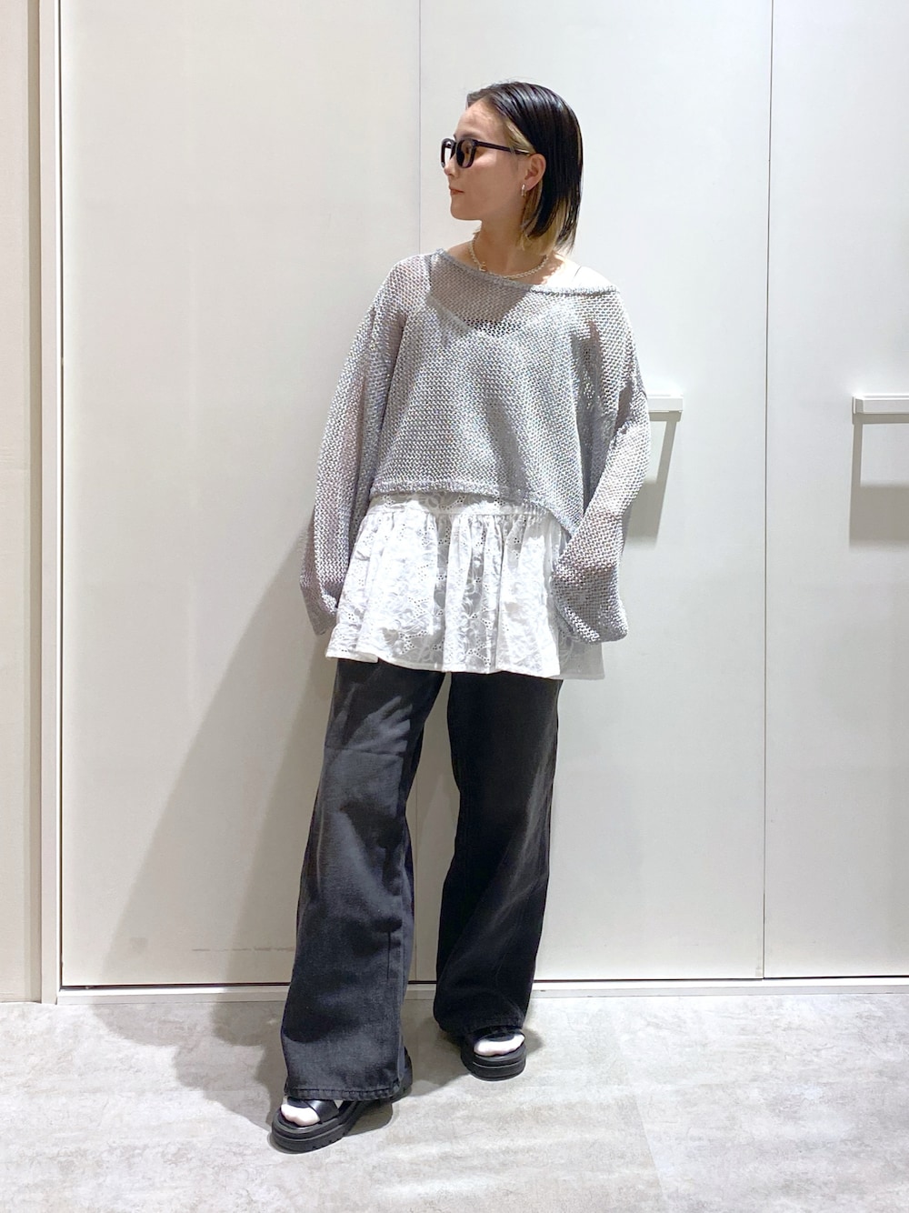 「モノトーン、サンダル、ラクチンコーデ、ゆるコーデ、シンプルスタイル、メッシュ、低身長、低身長コーデ、休日スタイル」｜「FREE'S MARTの[低身長サイズ・Lサイズあり］サイドパネルヴィンテージライクワイドデニム[Sシリーズ]（デニムパンツ、ブラック系）」を使った、miko.さん（レディース・152cm）の春コーディネートの1枚目の写真