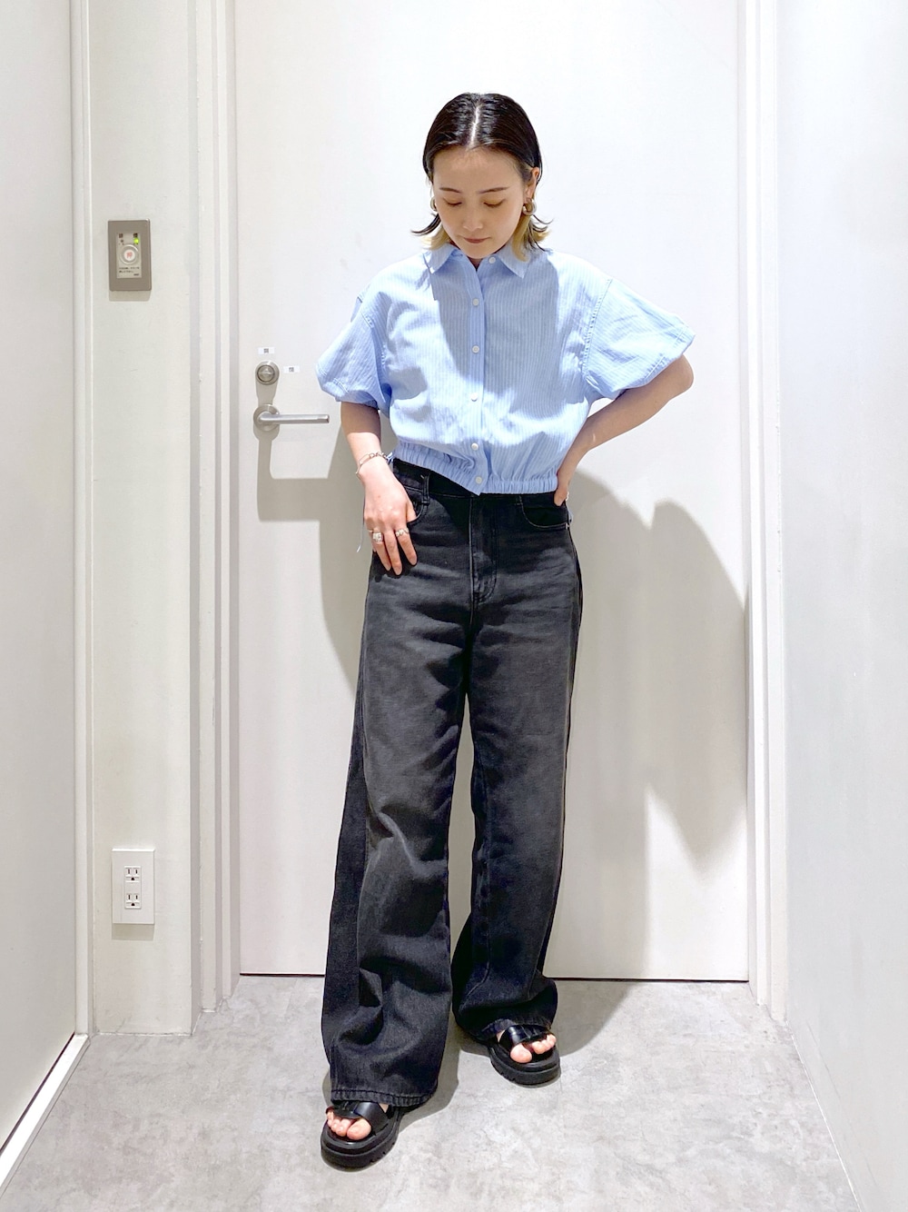 「低身長、低身長コーデ、休日スタイル、休日コーデ、ストライプシャツ、デニム」｜「FREE'S MARTの[低身長サイズ・Lサイズあり］サイドパネルヴィンテージライクワイドデニム[Sシリーズ]（デニムパンツ、ブラック系）」を使った、miko.さん（レディース・152cm）の夏コーディネートの1枚目の写真