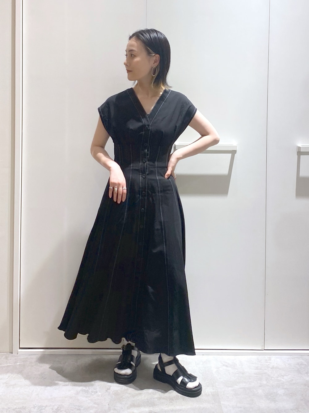 「低身長、低身長コーデ、モノトーン、モノトーンコーデ、休日スタイル、休日コーデ、ワンピース」｜「FREE'S MARTの[低身長サイズ/Sシリーズ]ウエストシェイプ配色ステッチワンピース（ワンピース、ブラック系）」を使った、miko.さん（レディース・152cm）の春コーディネートの1枚目の写真
