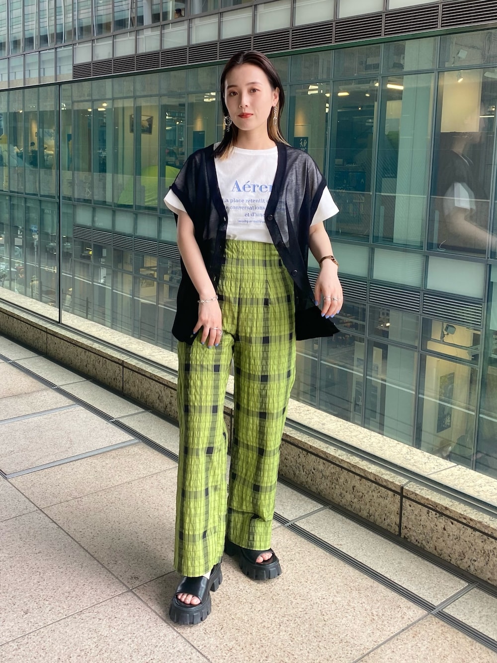 「モード、初夏コーデ、シアートップス、モノトーン、休日スタイル、韓国ファッション、シンプルコーデ、ビックシルエット、レイヤードスタイル、ベスト、低身長コーデ、低身長、カシュクール」｜「FREE'S MARTの◆ロゴ刺繍Tシャツ（Tシャツ/カットソー、ホワイト系）」を使った、miko.さん（レディース・152cm）の春コーディネートの1枚目の写真
