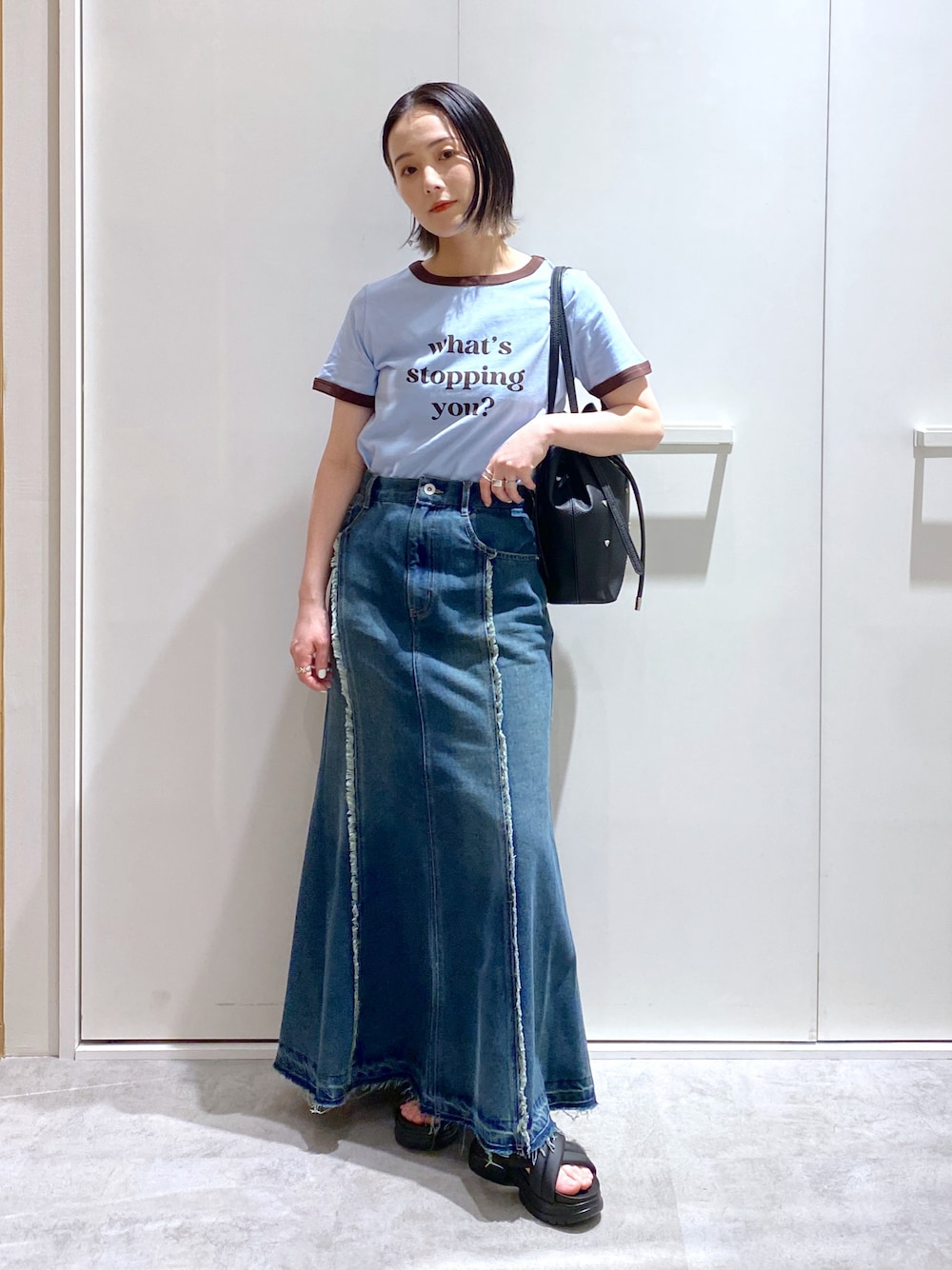 「低身長、低身長コーデ、デニム、デニムスカート、リンガーTシャツ、Tシャツ、サンダル、休日スタイル、休日コーデ、カジュアル」｜「FREE'S MARTの◆パネルフリンジマーメイドデニムスカート（スカート、ブルー系）」を使った、miko.さん（レディース・152cm）の春コーディネートの1枚目の写真