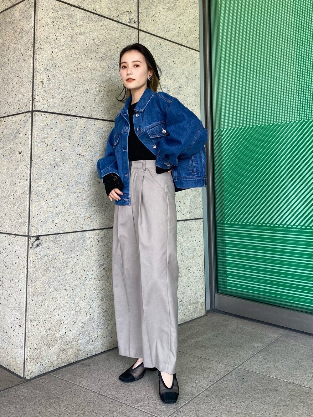 「ビックシルエット、春服みてみて、デニムジャケット、スラックス、休日スタイル、モノトーン、春コーデ、オフィスカジュアル、ボリューム袖、ジャケット、低身長、デニム、大人カジュアル、キレイめカジュアル、いまどきジャケット写真」｜miko.さん（レディース・152cm）の春コーディネートの1枚目の写真