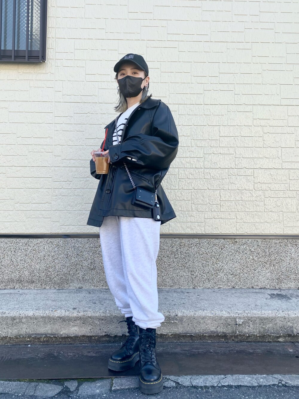 「スウエットパンツ、ニット、ブーツ、キャンプ、韓国ファッション、厚底ブーツ、春コーデ、モノトーン、カジュアルコーデ、ボーダー、低身長、ほめられ本命コーデ」｜「FREE'S MARTの◆ベルト付ミドル丈フェイクレザーブルゾン（ブルゾン、ブラック系）」を使った、miko.さん（レディース・152cm）の冬コーディネートの1枚目の写真