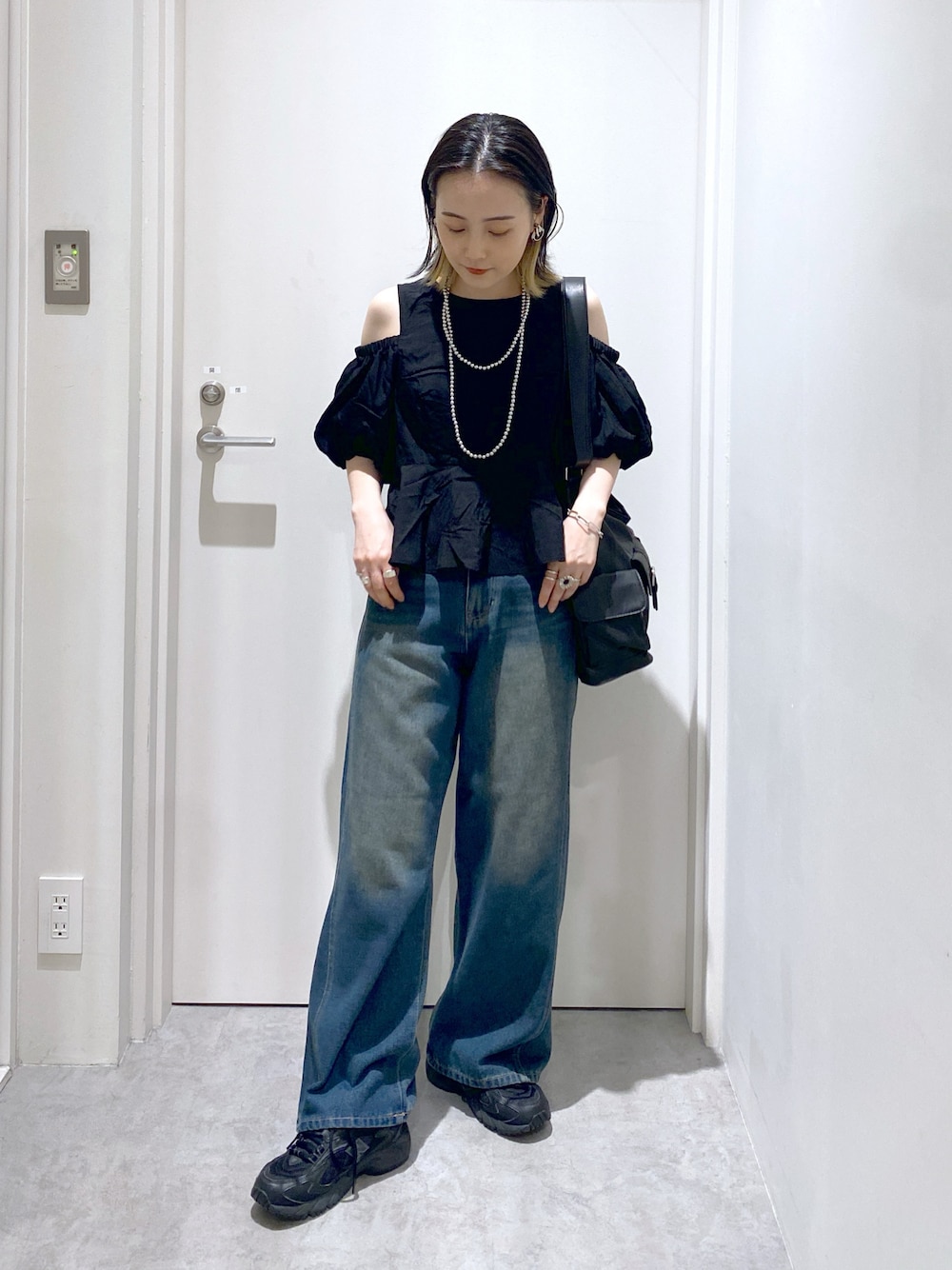 「低身長、低身長コーデ、デニムパンツ、夏コーデ、ブラウス、モード、ブラックコーデ、モノトーン、ショルダーバッグ、休日スタイル、休日コーデ」｜「FREE'S MARTの[低身長サイズ・Lサイズあり］サイドパネルヴィンテージライクワイドデニム[Sシリーズ]（デニムパンツ、ブルー系）」を使った、miko.さん（レディース・152cm）の夏コーディネートの1枚目の写真