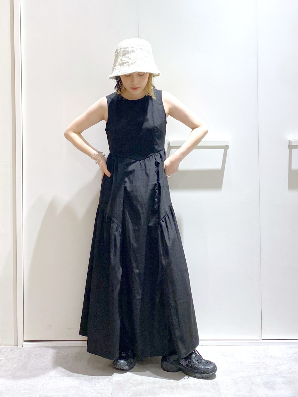 「低身長、低身長コーデ、休日スタイル、休日コーデ、ワンピース、ブラックコーデ、モノトーン、バケハ、スニーカー」｜「FREE'S MARTの◆スクエアフリンジハット（ハット、ホワイト系）」を使った、miko.さん（レディース・152cm）の夏コーディネートの1枚目の写真