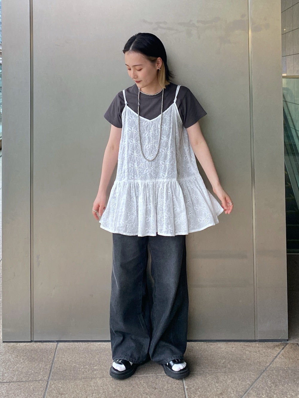 「低身長、低身長コーデ、休日スタイル、休日コーデ、モノトーン、モノトーンコーデ、デニムパンツ、キャミソール、レイヤードスタイル、Tシャツ、黒Tシャツ、オトナカジュアル」｜「FREE'S MARTの[低身長サイズ・Lサイズあり］サイドパネルヴィンテージライクワイドデニム[Sシリーズ]（デニムパンツ、ブラック系）」を使った、miko.さん（レディース・152cm）の春コーディネートの1枚目の写真