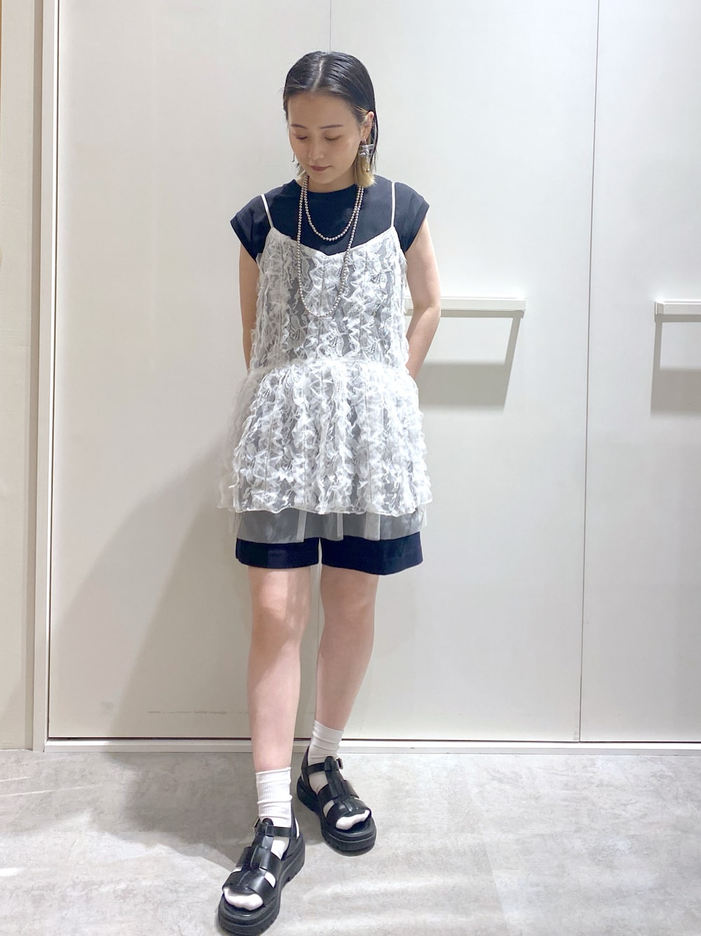 「低身長、低身長コーデ、カジュアルコーデ、カジュアルガーリー、大人カジュアル、ハーフパンツ、休日スタイル、休日コーデ、モノトーン、モノトーンコーデ、夏コーデ、サンダル」｜「FREE'S MARTのUSAコットンフレンチスリーブTシャツ（Tシャツ/カットソー、ブラック系）」を使った、miko.さん（レディース・152cm）の夏コーディネートの1枚目の写真