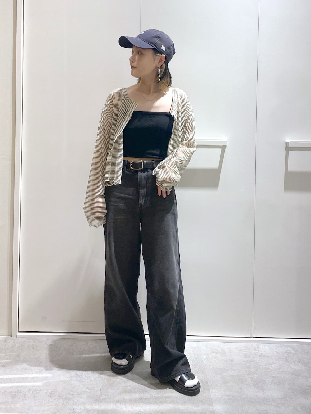 「低身長、低身長コーデ、デニムパンツ、キャミソール、シアートップス、キャップ、ボーダー、モノトーン、休日スタイル、休日コーデ、サンダル、お出かけコーデ」｜「FREE'S MARTの[低身長サイズ・Lサイズあり］サイドパネルヴィンテージライクワイドデニム[Sシリーズ]（デニムパンツ、ブラック系）」を使った、miko.さん（レディース・152cm）の春コーディネートの1枚目の写真