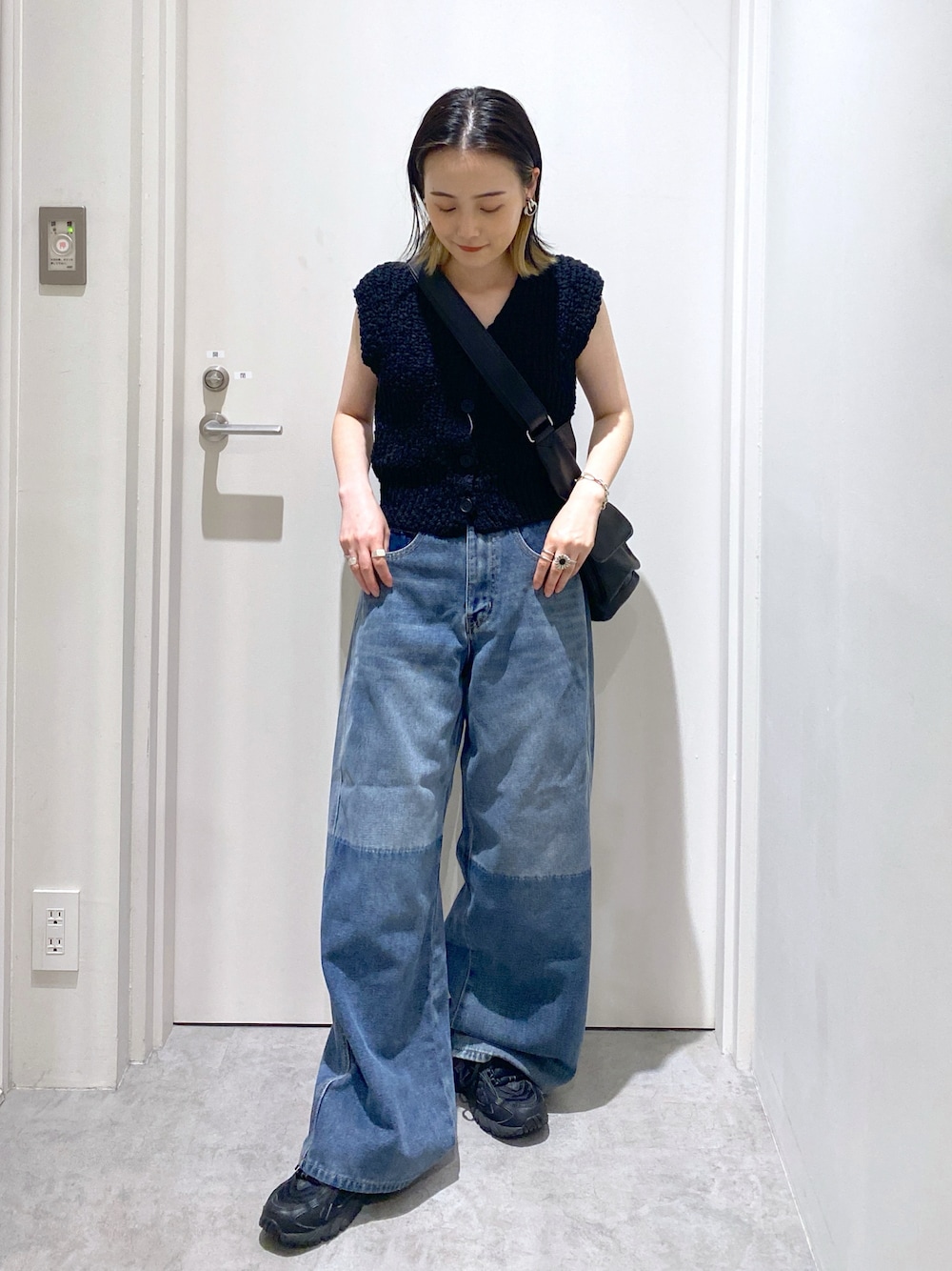 「低身長、低身長コーデ、デニムパンツ、ベスト、ショルダーバッグ、夏コーデ、韓国ファッション、休日スタイル、休日コーデ」｜「FREE'S MARTの◆リメイク風ワイドデニム（デニムパンツ、ブルー系）」を使った、miko.さん（レディース・152cm）の夏コーディネートの1枚目の写真