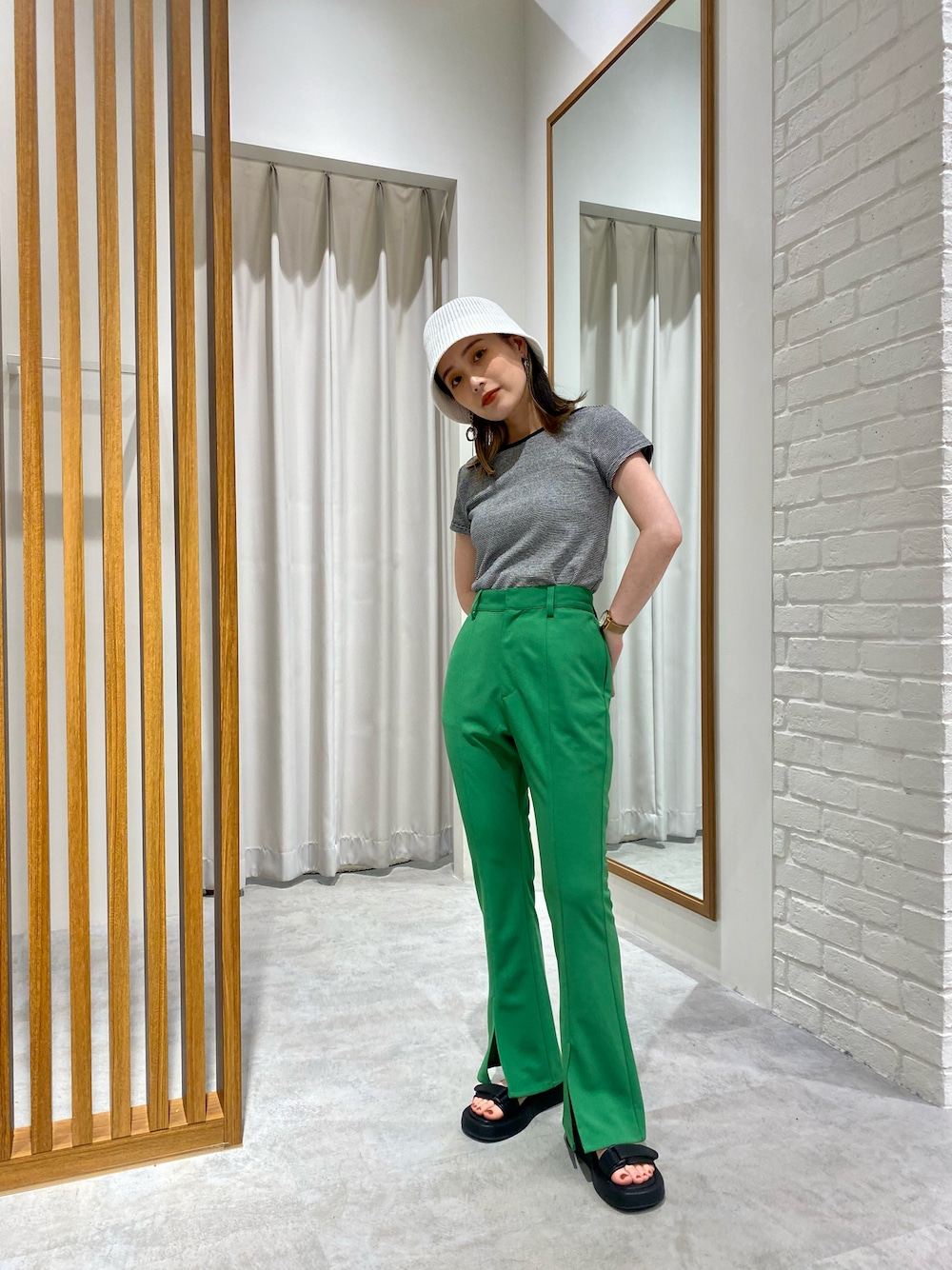 「今日のコーデ、低身長コーデ、パンツスタイル、ホワイト、グリーンコーデ、カラーパンツ、ootd、152cm、カジュアルコーデ」｜「FREE'S MARTの◆ミックスカラーバックオープンカットソー（Tシャツ/カットソー、ブラック系）」を使った、miko.さん（レディース・152cm）の夏コーディネートの1枚目の写真