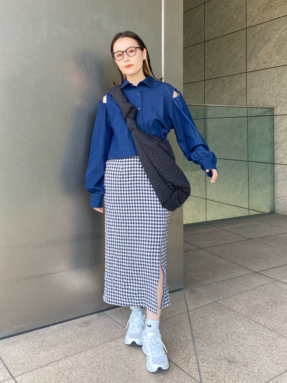 「春服みてみて、休日スタイル、モノトーン、メガネ女子、白スニーカー、春コーデ、Coming soon…、ショルダーバッグ、ボリューム袖、韓国ファッション、シャツスタイル、低身長、大人かわいい」｜「FREE'S MARTの【Sシリーズ対応】◆【WEB限定】ギンガムチェックハイウエストナロースカート（スカート、ブラック系）」を使った、miko.さん（レディース・152cm）の春コーディネートの1枚目の写真