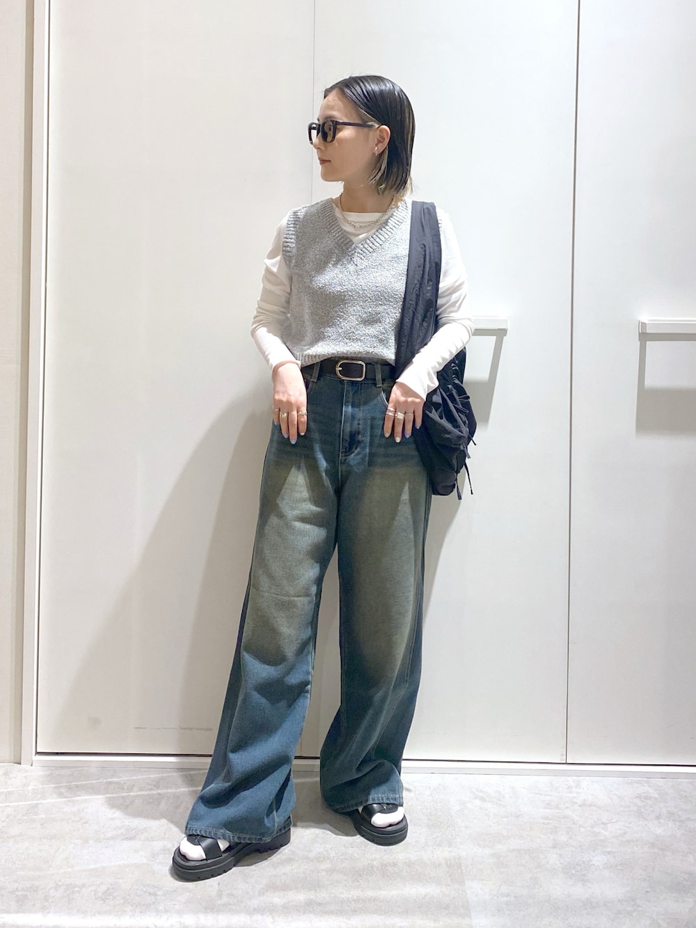 「低身長、低身長コーデ、デニムパンツ、カジュアル、休日スタイル、休日コーデ、ベスト、シアートップス、メガネ女子、ショルダーバッグ」｜「FREE'S MARTの[低身長サイズ・Lサイズあり］サイドパネルヴィンテージライクワイドデニム[Sシリーズ]（デニムパンツ、ブルー系）」を使った、miko.さん（レディース・152cm）の春コーディネートの1枚目の写真