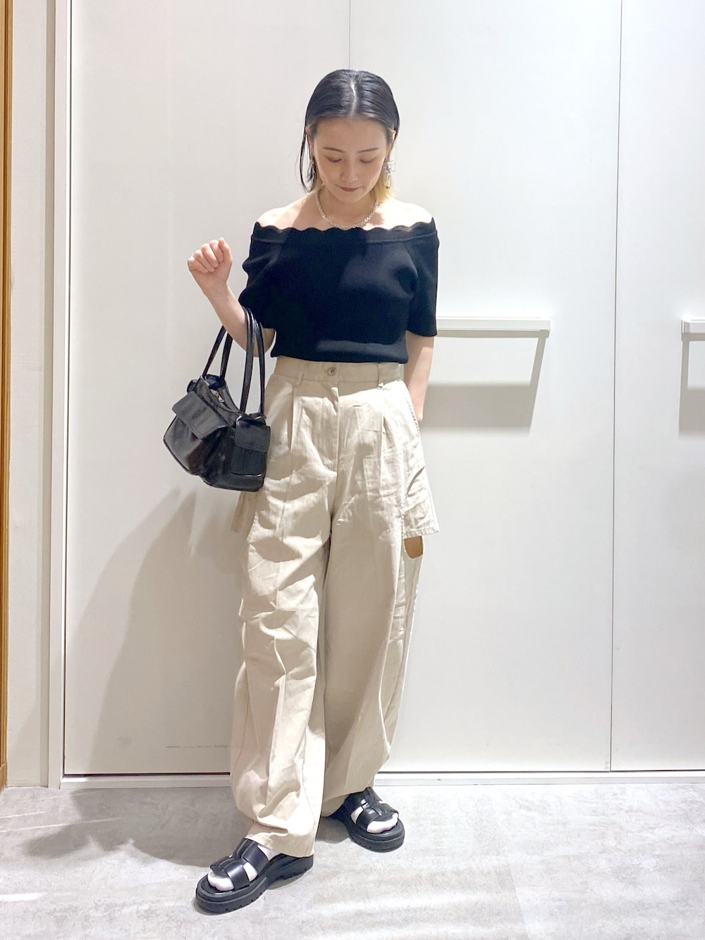 「カーゴパンツ、低身長コーデ、低身長、休日スタイル、休日コーデ、グルカサンダル、大人カジュアル、カジュアルコーデ、夏コーデ、夏服、サンダル」｜「FREE'S MARTの◆2WAYオフショルスカラップニット（ニット/セーター、ブラック系）」を使った、miko.さん（レディース・152cm）の夏コーディネートの1枚目の写真