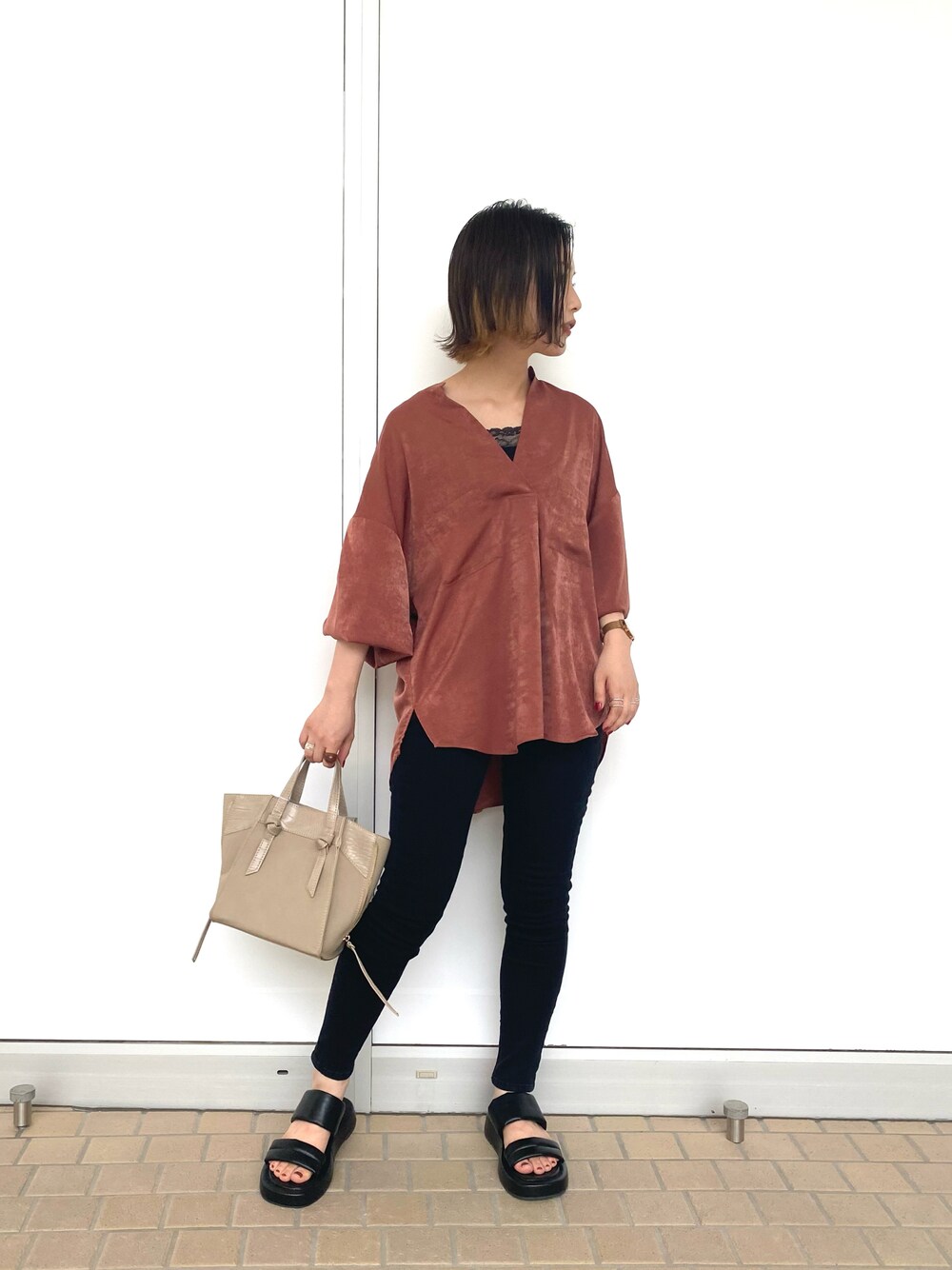 ブラック系のサンダル、ブラック系のデニムパンツ、オレンジ系のシャツ/ブラウスを着用したレディースの夏コーディネートの1枚目の写真